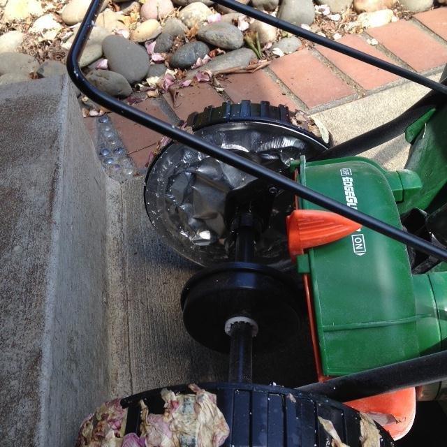 Scotts Turf Builder EdgeGuard Mini Broadcast Spreader - Spreader for Lawn Fertilizer, Weed & Insect Control, Grass Seed, and Ice Melt, Holds Up to 15,000 sq. ft. of Product customer photo 2