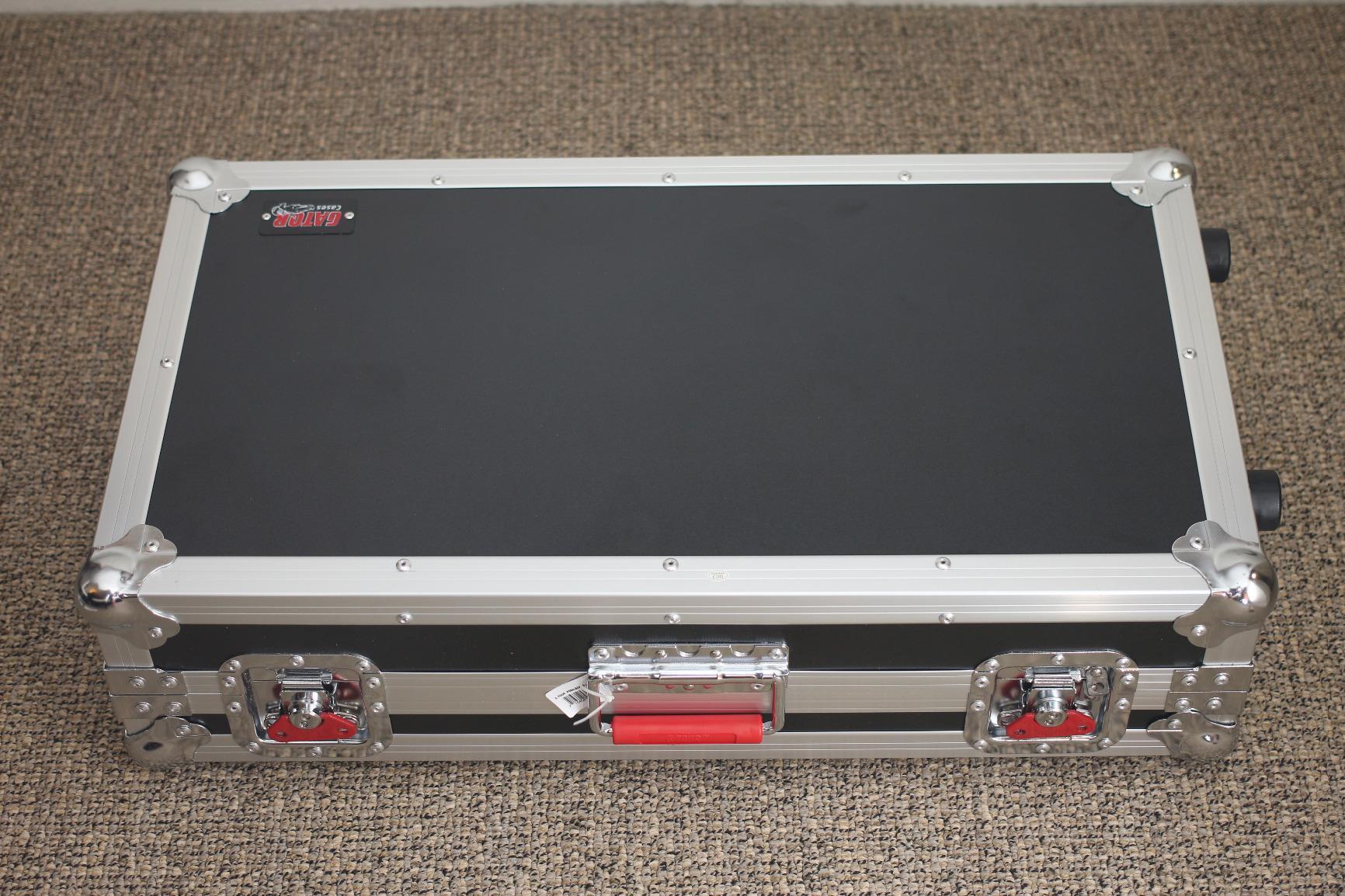 Gator Cases G-TOUR Series Gutiar Pedal board with ATA Road Case, Wheels and Pull Handle, Large: 24