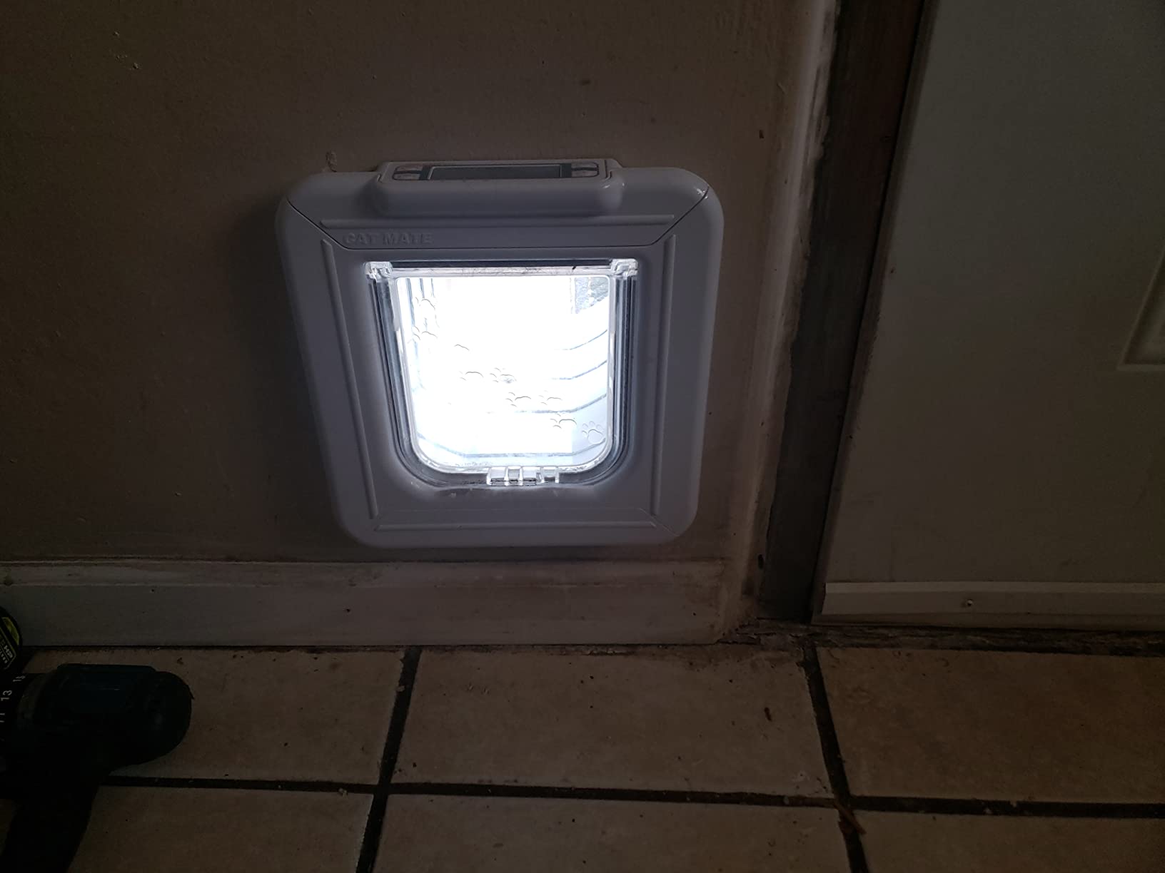 Cat Mate Elite Microchip Cat Flap with Digital Timer & LCD Display (355) - for Small to Average Sized Cats, Easy Installation in UPVC Doors, Glass, and Wood, White customer photo 2