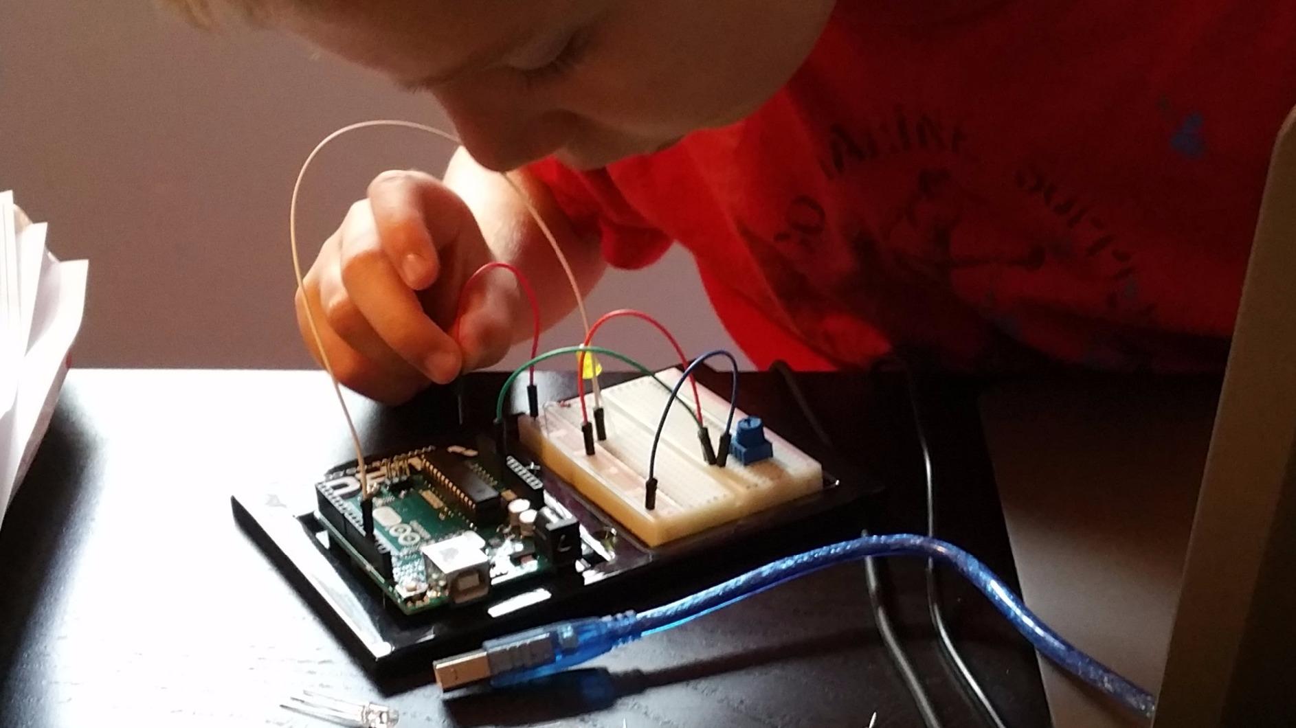 Vilros Arduino Uno Starter Kit - Includes Arduino Uno R3 Board, 190+ Electronics Components, Breadboard, Jumper Wires, DC Motor, Servo, Relay, Full-Color 72 Page Manual customer photo 2