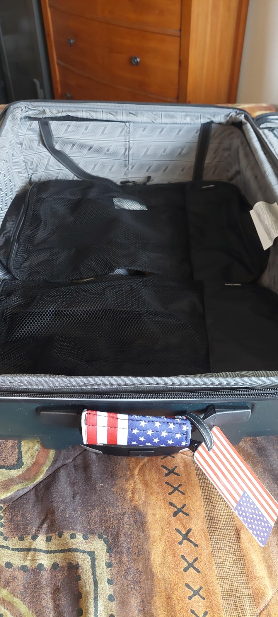 Amazon Essentials 4-Piece Packing Cubes Travel Accessories Set, Space-Saving Luggage Organizer with Double Zipper, Mesh Top Panel, Medium, Gray (Previously Amazon Basics) customer photo 1