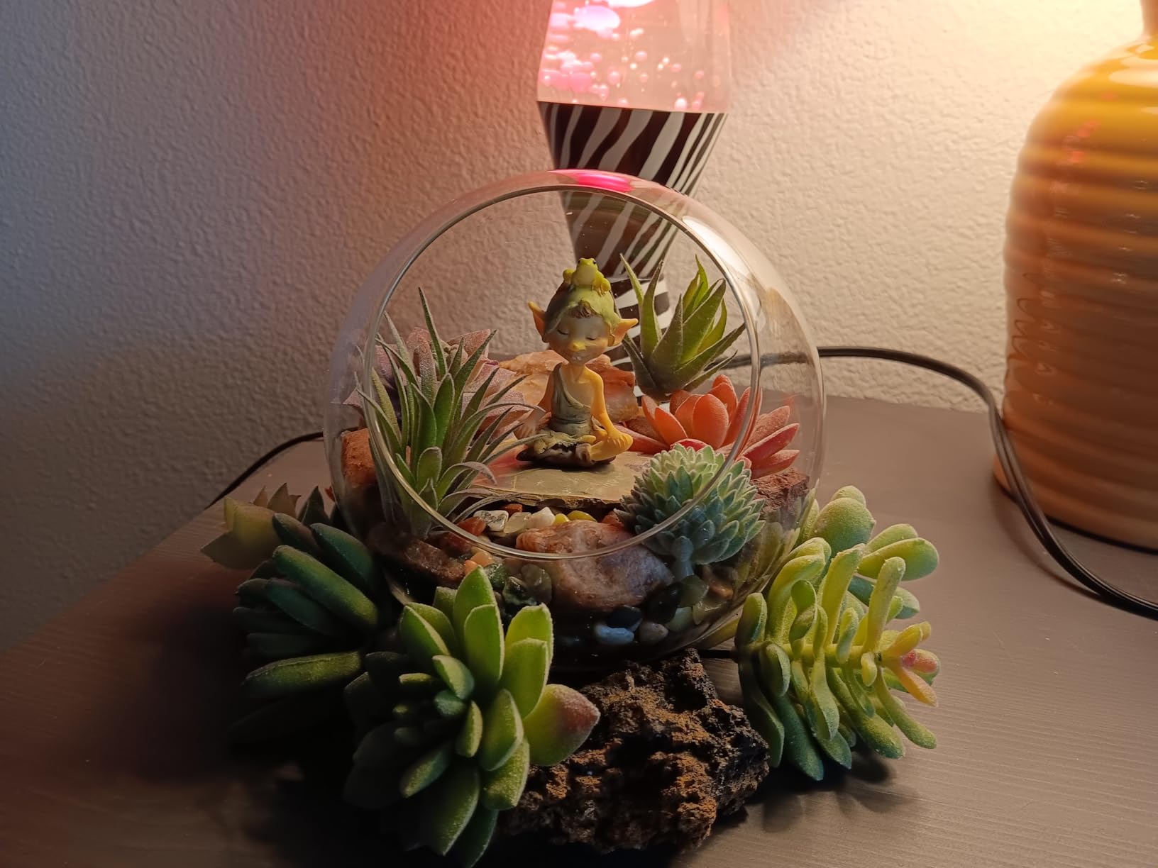 Mkono Plant Terrarium Display Glass Tabletop Succulent Air Plant Planter Globe Microlandschaft House, M customer photo 2