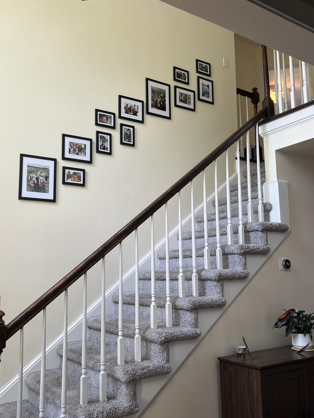 Americanflat Set of 7 Picture Frames with Shatter-Resistant Glass - Gallery Wall Frame Set with One 11x14, Two 8x10 and Four 5x7 Frames - Signature Collection - Black customer photo 2