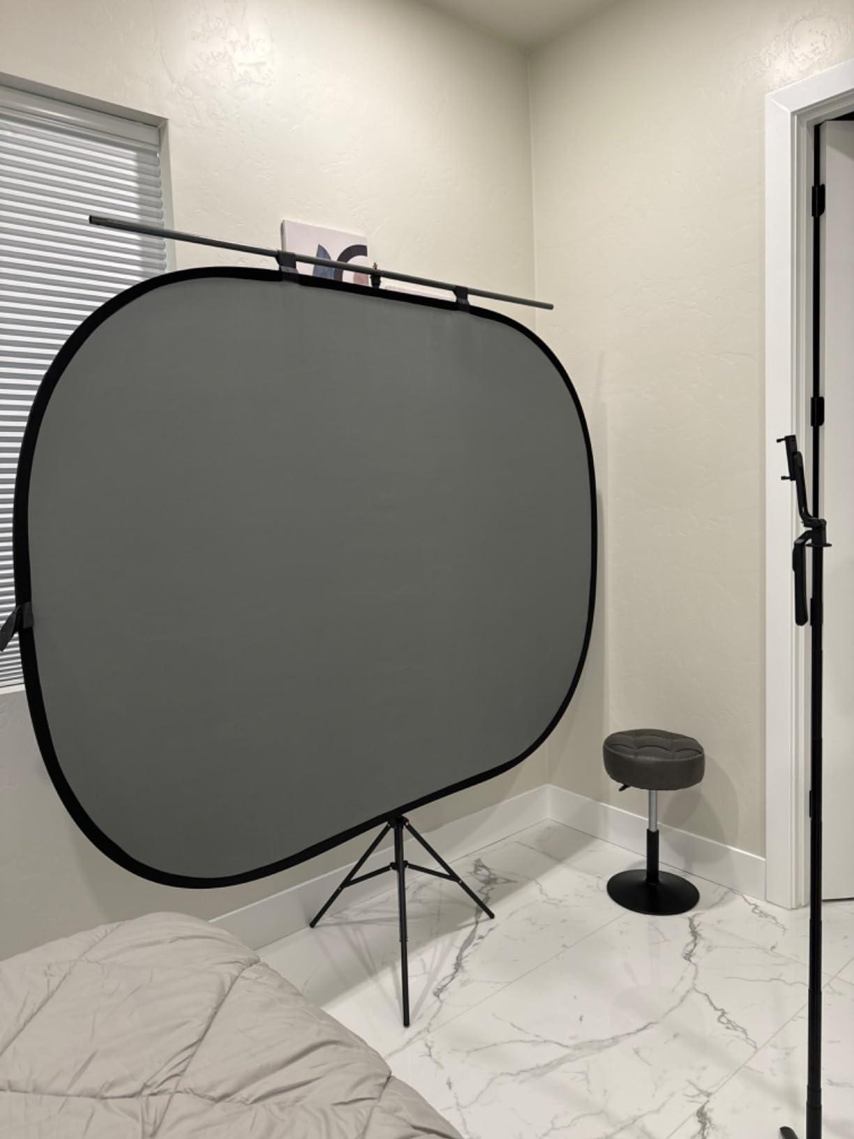 NEEWER Chromakey Backdrops, Double Sided Black Screen and White Screen, 2 in 1 Collapsible and Reversible Background for Photography, Gaming and Live Streaming, 5'x6.6'/1.5mx2m (Black/White) customer photo 2