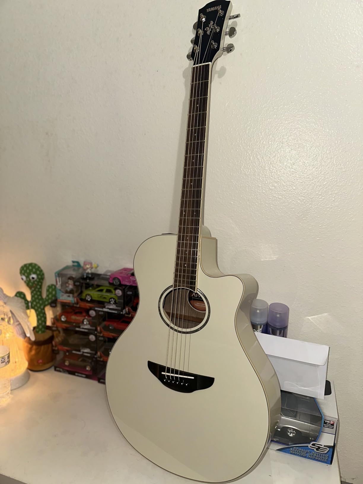Yamaha APX600 BL Thin Body Acoustic-Electric Guitar, Black customer photo 1
