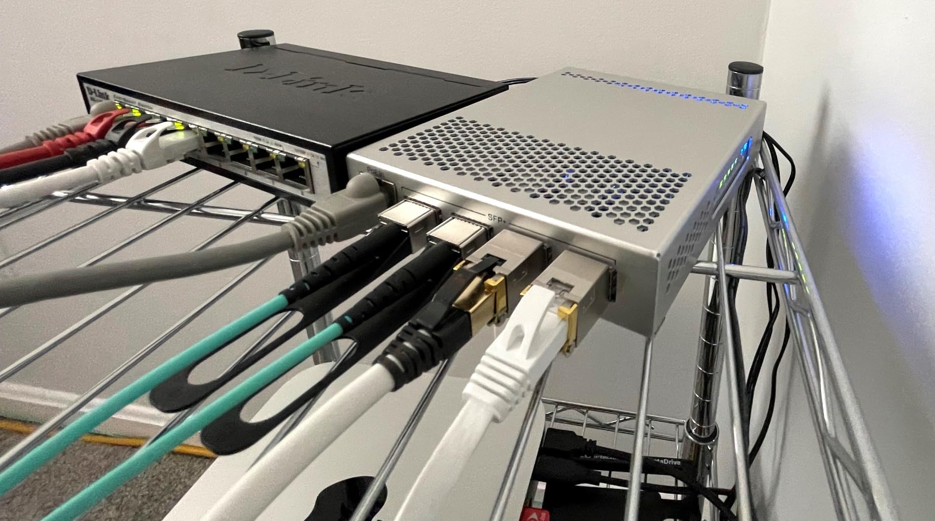 MikroTik CRS305-1G-4S+in Network Switch Managed Gigabit Ethernet (10/100/1000) Ethernet Power (PoE) White customer photo 1