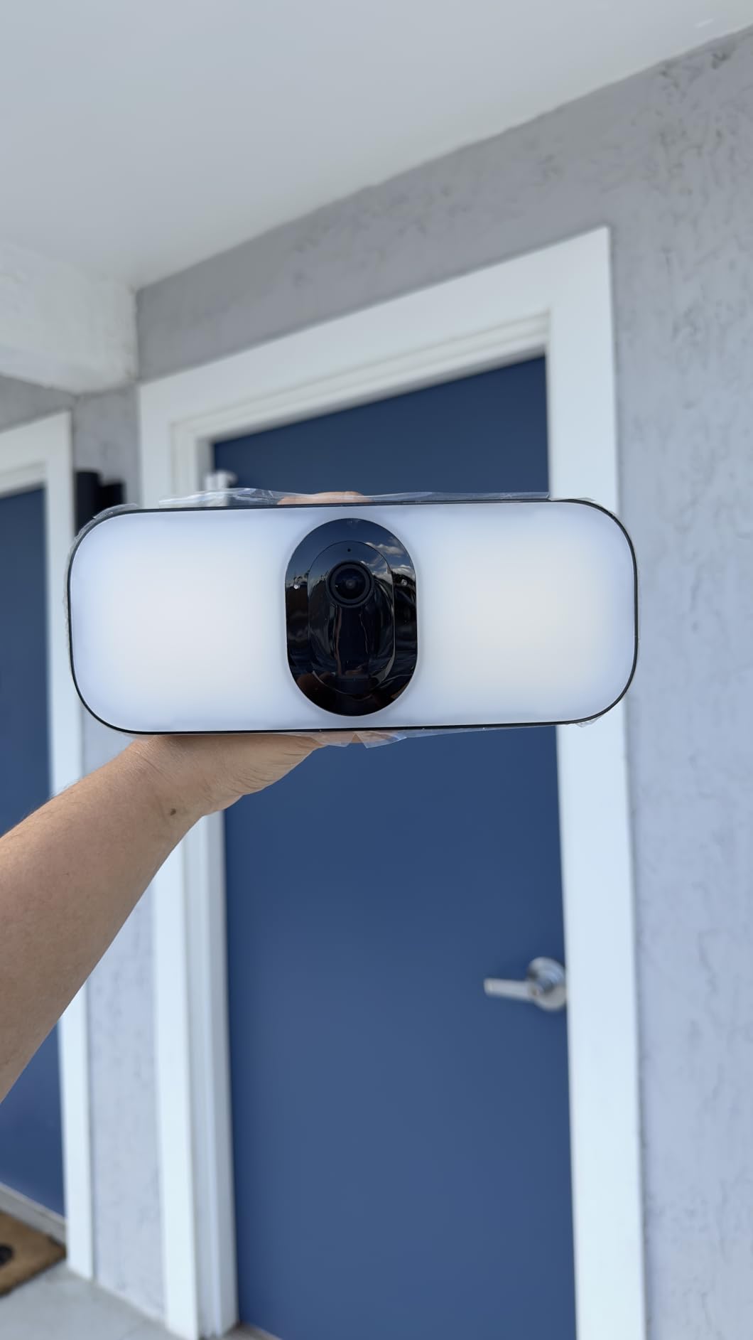 Arlo Pro 3 Floodlight Security Camera Wireless Outdoor 2K No Wiring - Arlo Pro 3, Rechargeable Battery, WiFi, Up to 3000 Lumens LED, Person & Vehicle Recognition, Package Detection, Color Night Vision, White customer photo 1