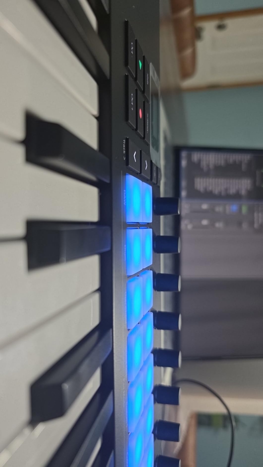 Novation Launchkey 25 [MK3] MIDI Keyboard Controller - Seamless Ableton Live Integration. Chord Mode, Scale Mode, and Arpeggiator - All the software you need for Music Production customer photo 2