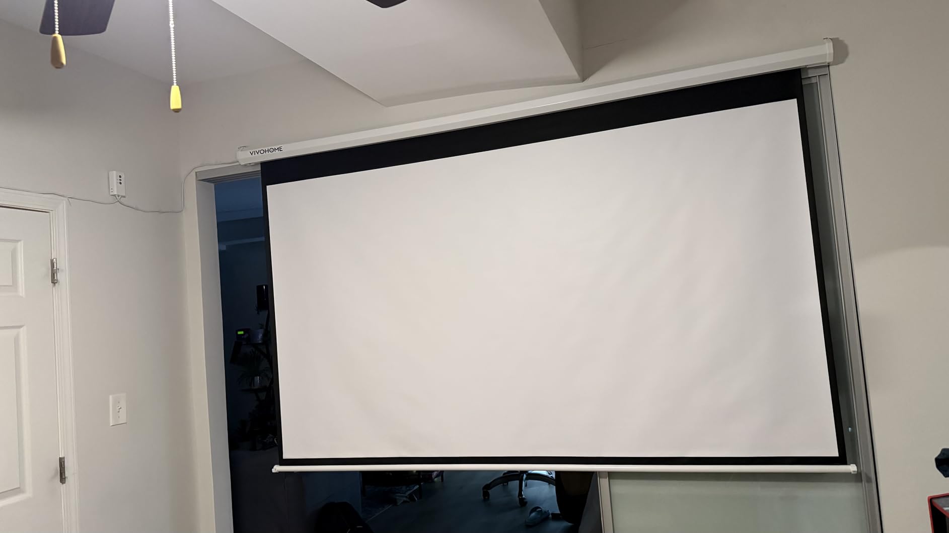 VIVOHOME Motorized Projector Screen with Remote, 16:9 100 Inch Auto Electric Projection Screen, HD 4K Movie Screen for Home Theater, Cinema, Office (87 x 49 Black) customer photo 1