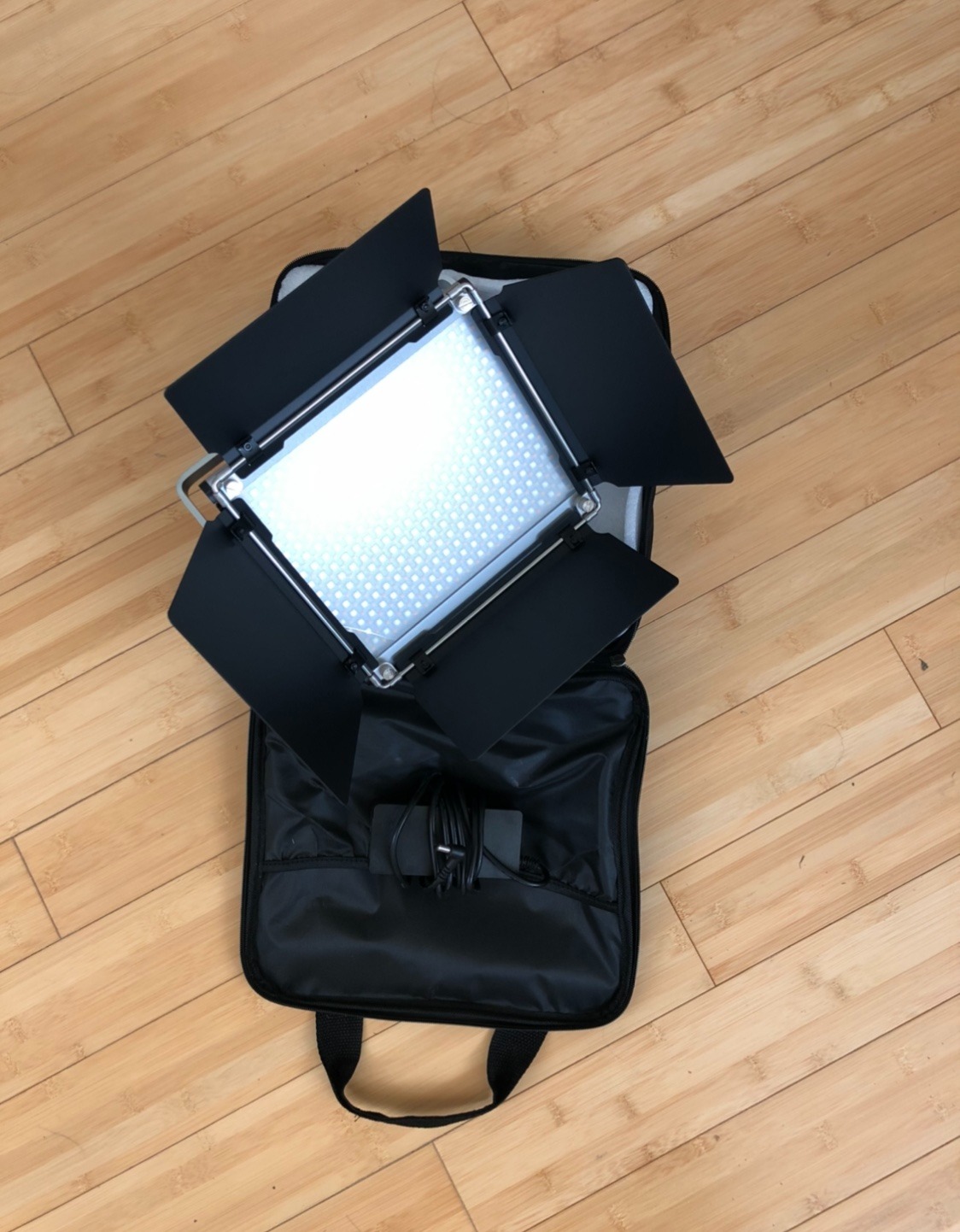 NEEWER 660 PRO RGB Led Video Light with APP Control/Barn Door/U Bracket, 360 degree Full Color, CRI 97+, 50W Panel Studio Light for Gaming Live Streaming YouTube Webex Recording Filming Photography customer photo 2