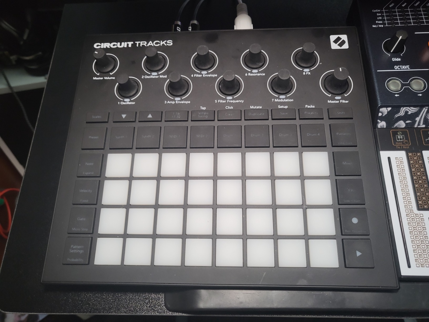 Novation Circuit Rhythm: Sampler and groovebox with eight sample tracks customer photo 1