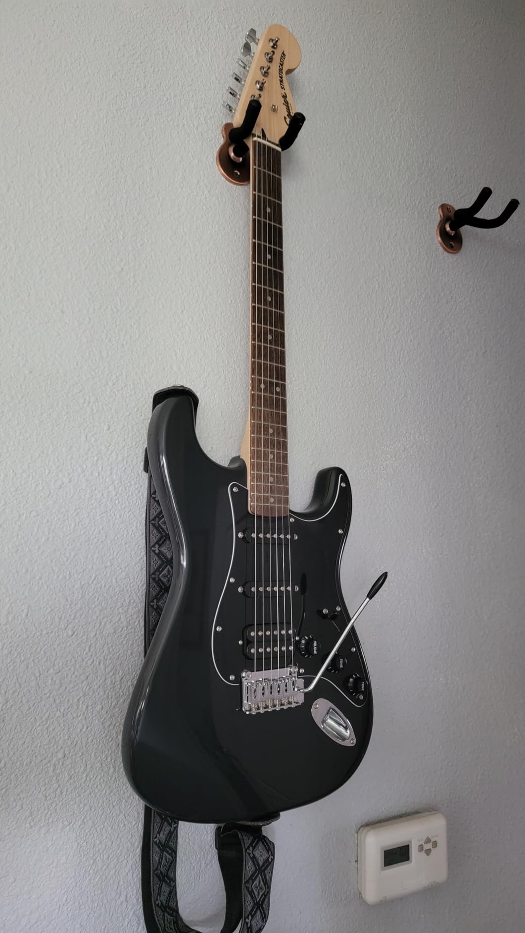 Fender Squier Affinity Series Stratocaster Electric Guitar Kit, with 2-Year Warranty, Lake Placid Blue, Maple Fingerboard with Frontman 15G Amplifier, Padded Gig Bag, Instrument Cable, and More customer photo 1