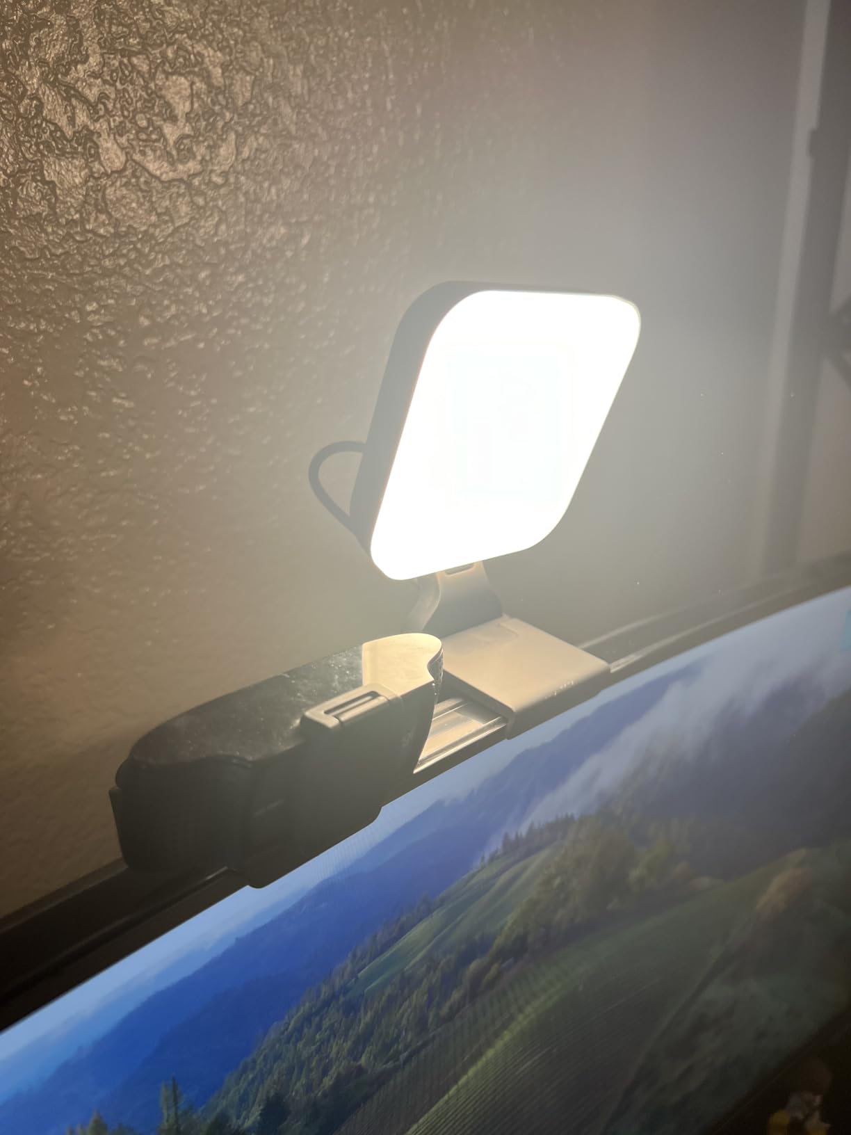 Logitech for Creators Litra Glow Premium LED Streaming Light with TrueSoft - Computer Lighting for Video Conferencing, Zoom Meetings, with Adjustable Mount and Desktop App Control for PC/Mac - Graphite customer photo 2