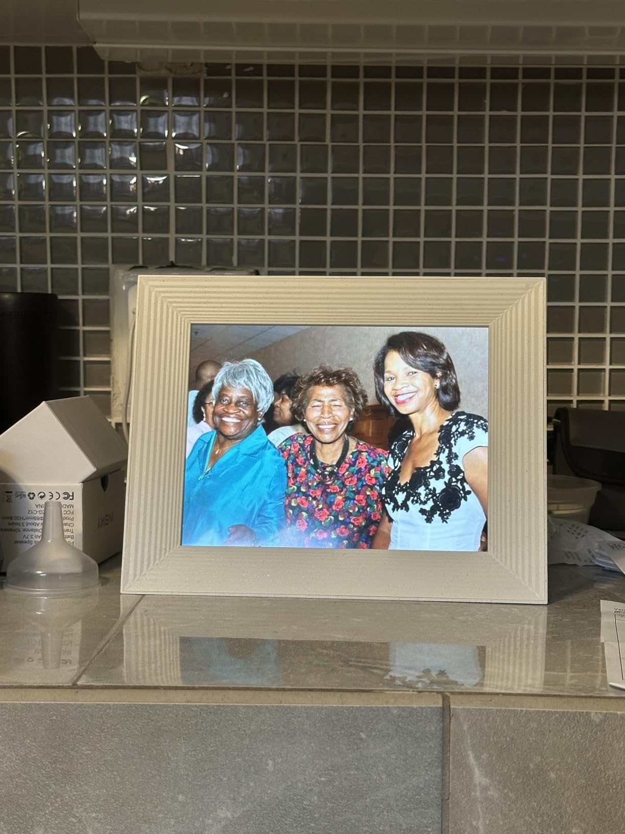 AURA Mason WiFi Digital Picture Frame | Wirecutter's Best Digital Frame for Gifting | Send Photos from Your Phone | Quick, Easy Setup in Aura App | Free Unlimited Storage | Black customer photo 1