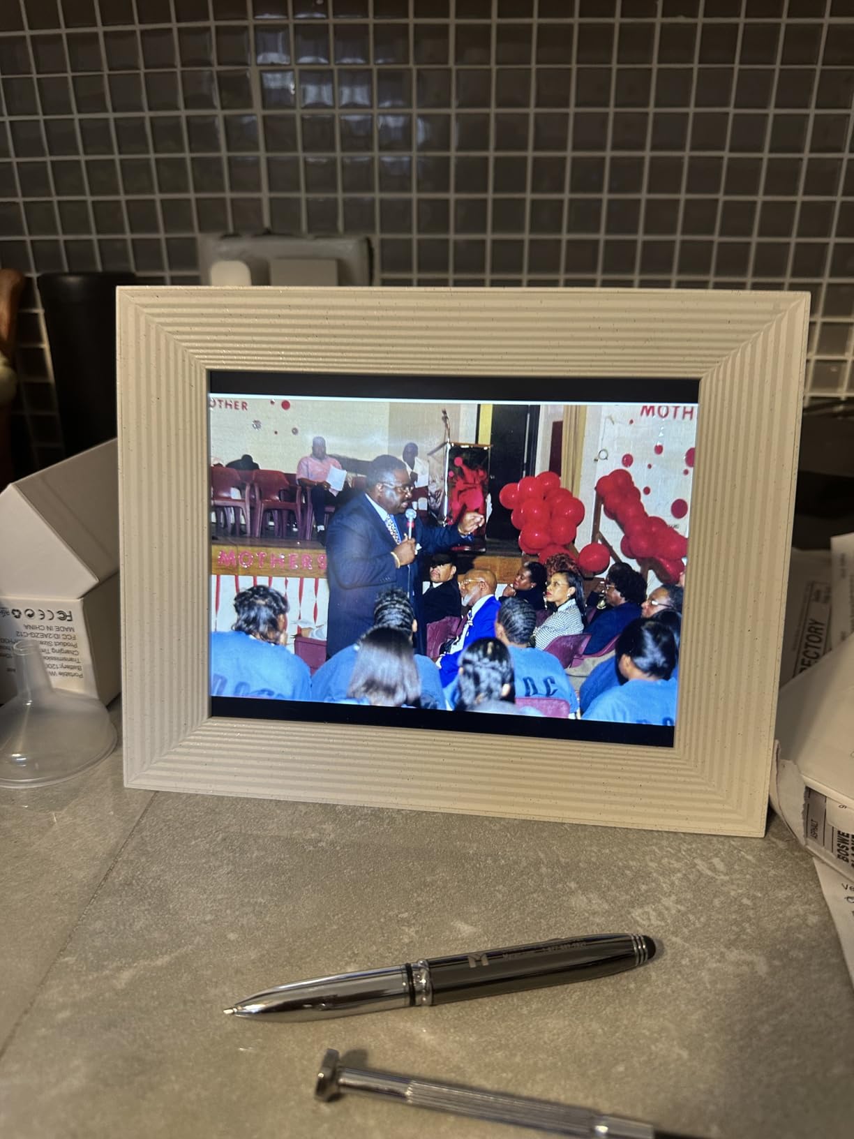 AURA Mason WiFi Digital Picture Frame | Wirecutter's Best Digital Frame for Gifting | Send Photos from Your Phone | Quick, Easy Setup in Aura App | Free Unlimited Storage | Black customer photo 2