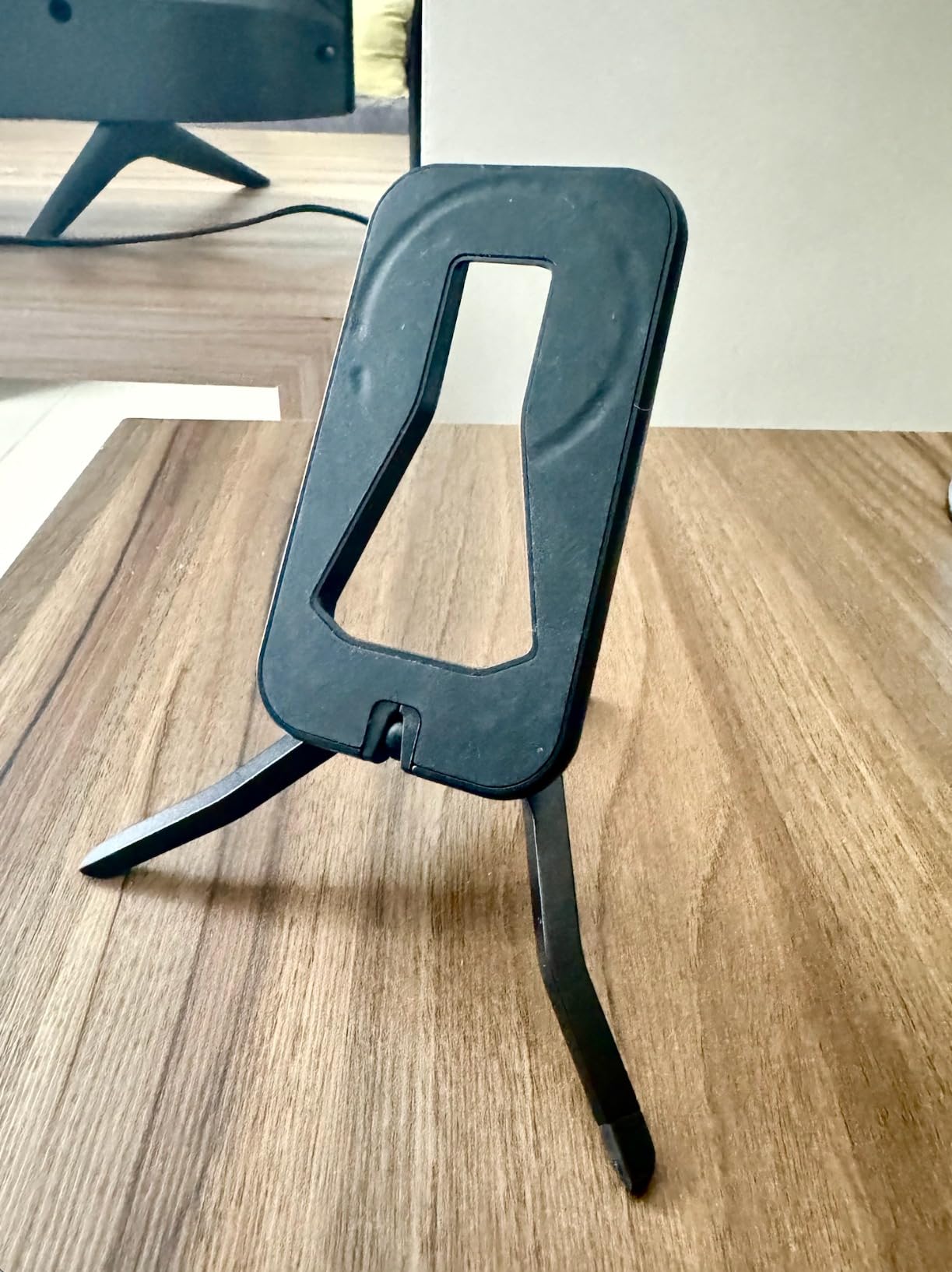 Peak Design Mobile Tripod, MagSafe Compatible, Compact Design, Portable and Pocket Friendly, SlimLink Mounting, Use It as a 3-Legged Stand, Kickstand or Grip, Phone Tripod Stand customer photo 1