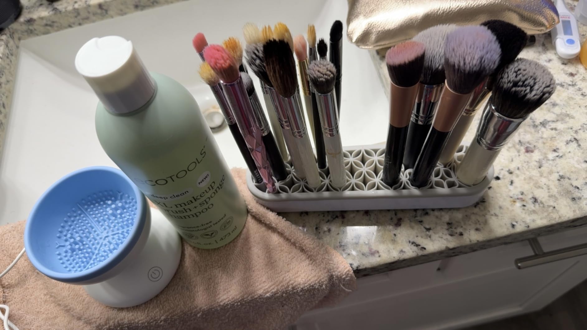 Alyfini Makeup Brush Cleaner Machine - Electric Make up Brushes Cleaner Cleanser Professional Tool for Kabuki Foundation Liquid Powder Face Makeup Self Tanner Brush,Gifts for Women Stocking Stuffers customer photo 1