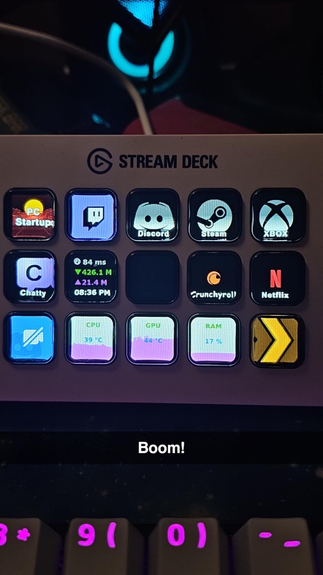 Stream Deck MK.2 White - Studio Controller, 15 macro keys, trigger actions in apps and software like OBS, Twitch, YouTube and more, works with Mac and PC customer photo 1