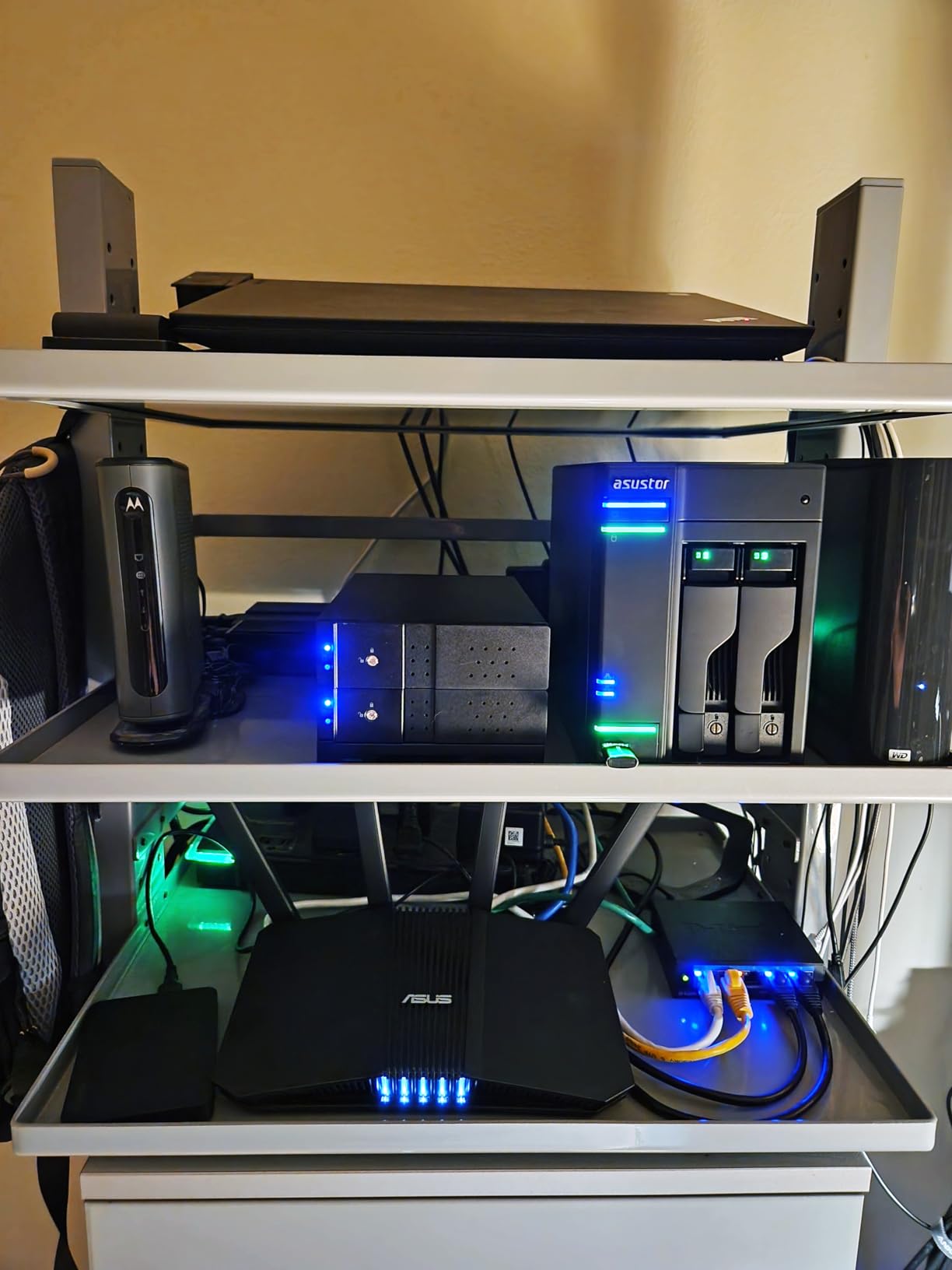 ASUSTOR Lockerstor 4 Gen2 AS6704T 4-Bay NAS, Quad-Core 2.0GHz, 4x M.2 NVMe Slots, Dual 2.5GbE, 4GB DDR4 RAM customer photo 1
