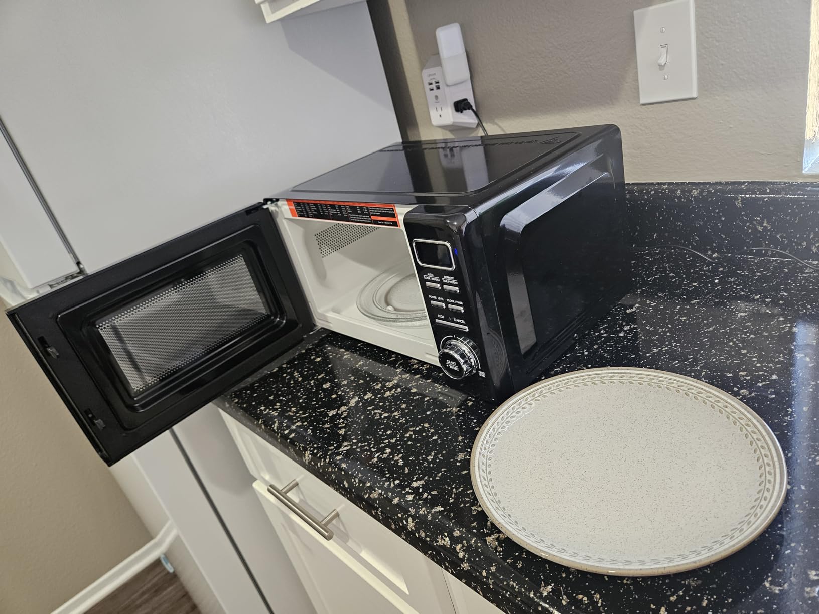 Galanz GLCMKZ07GNR07 Retro Countertop Microwave Oven with Auto Cook & Reheat, Defrost, Quick Start Functions, Easy Clean with Glass Turntable, Pull Handle.7 cu ft, Green customer photo 2