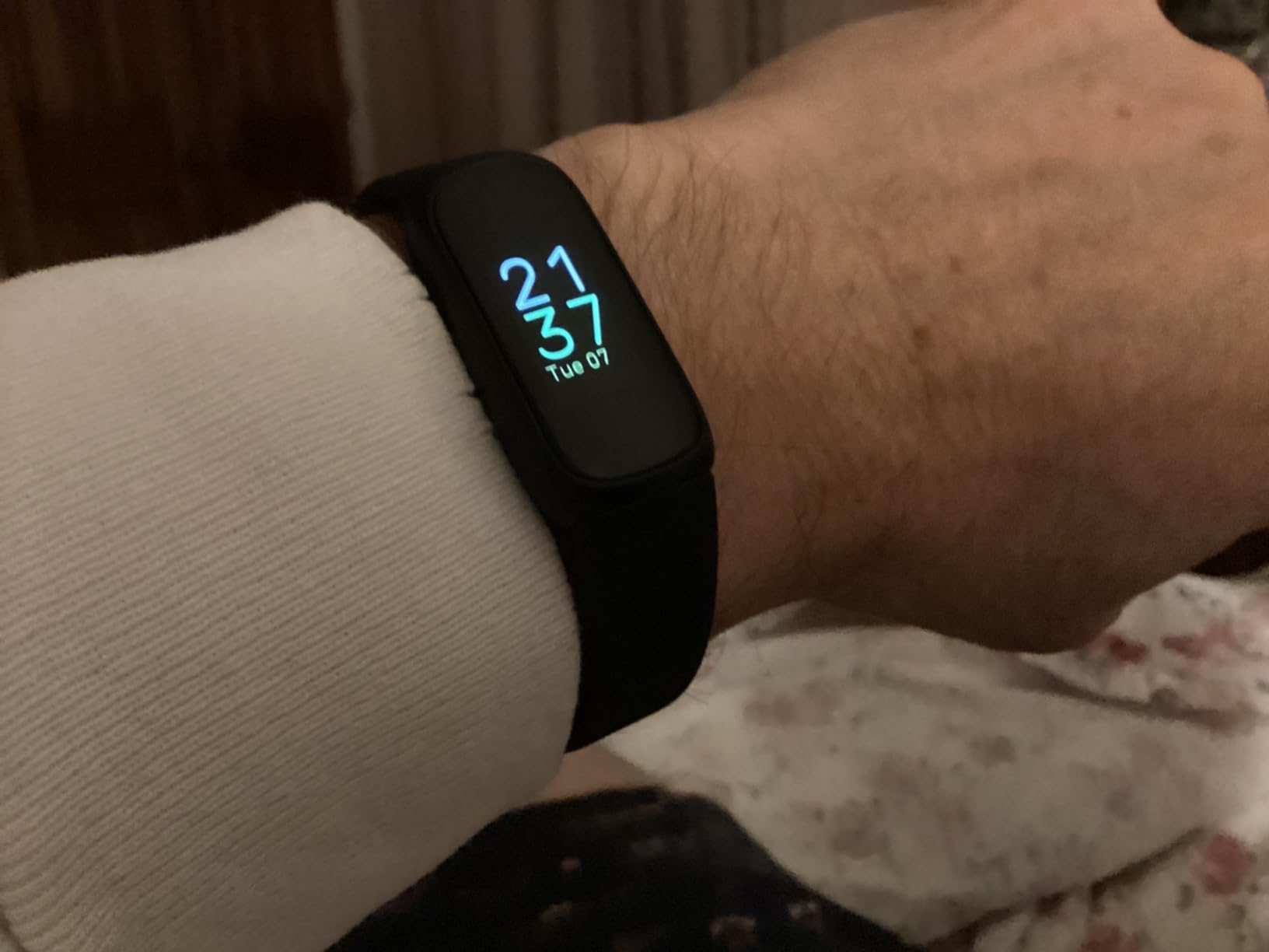 Fitbit Inspire 3 Health & Fitness-Tracker with Stress Management, Workout Intensity, Sleep Tracking, 24/7 Heart Rate and more customer photo 2