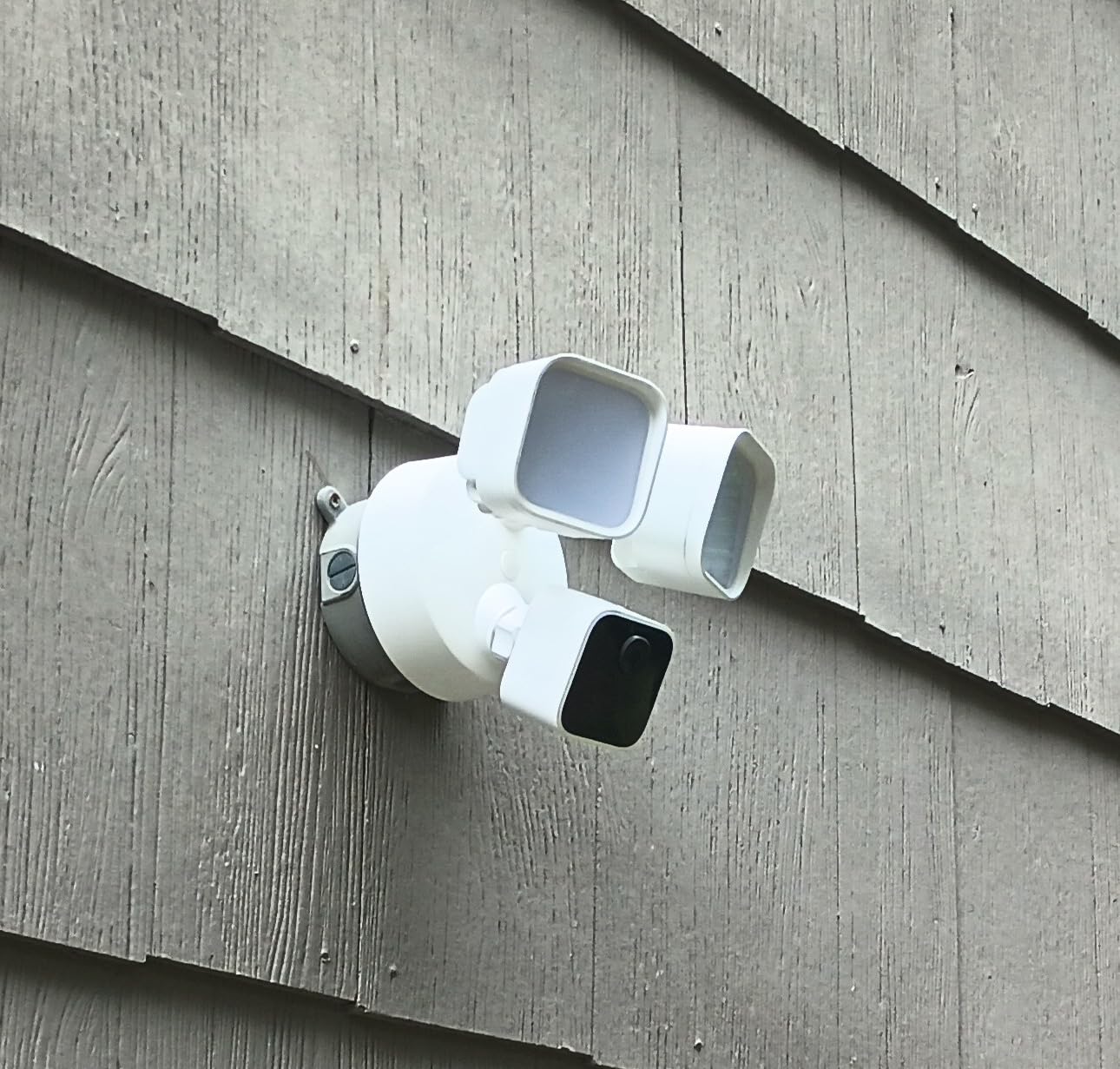 Wired Floodlight Camera, Smart security camera, 2600 lumens, HD live view, enhanced motion detection, built-in siren, Works with Alexa, 1 camera (White) customer photo 2
