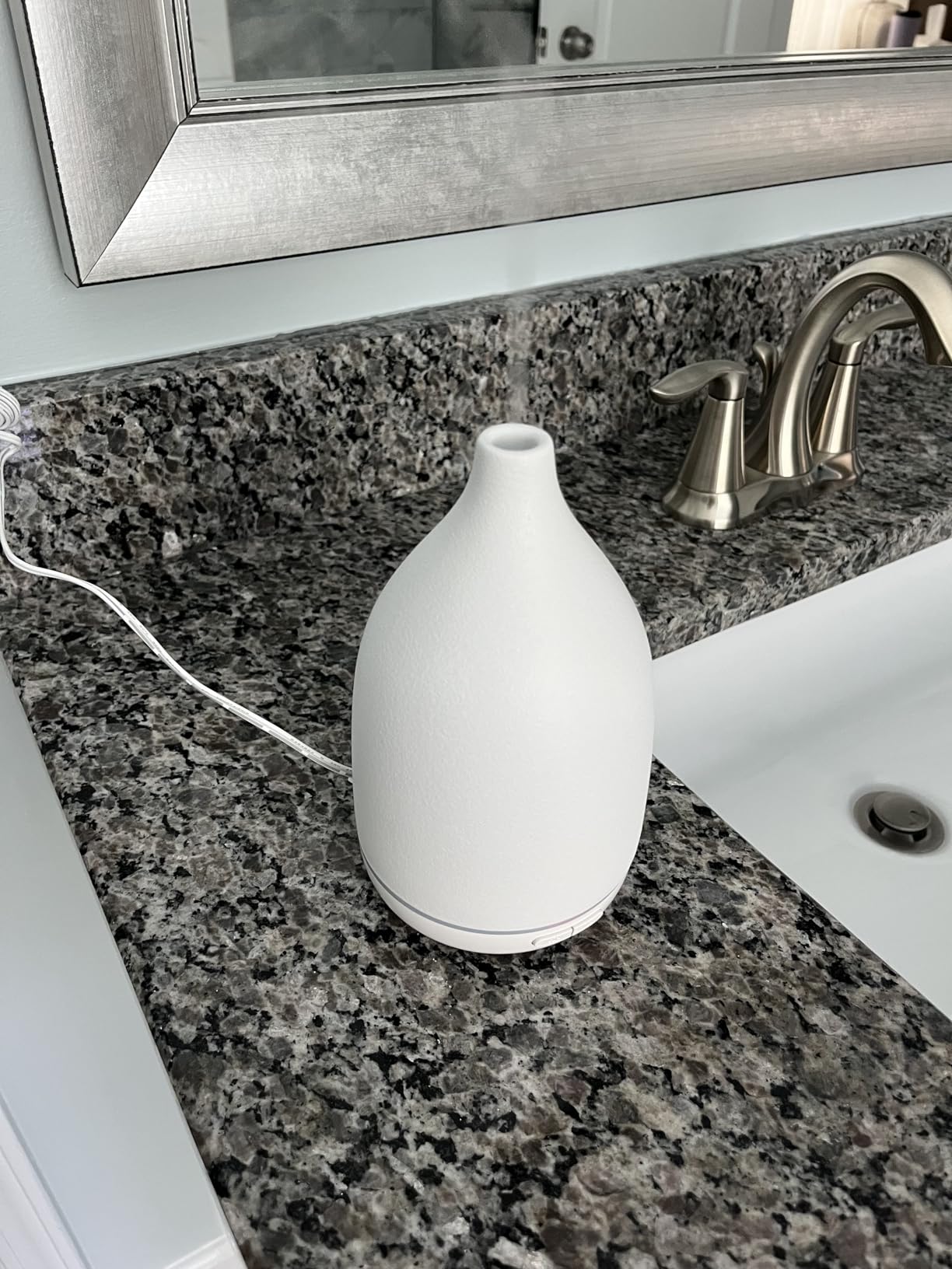 InnoGear Oil Diffuser, 150ML Ceramic Diffuser for Essential Oils Handcrafted Aromatherapy Diffuser Ultrasonic Cool Mist Humidifier with 2 Mist Modes Waterless Auto Off for Room Office, White customer photo 1