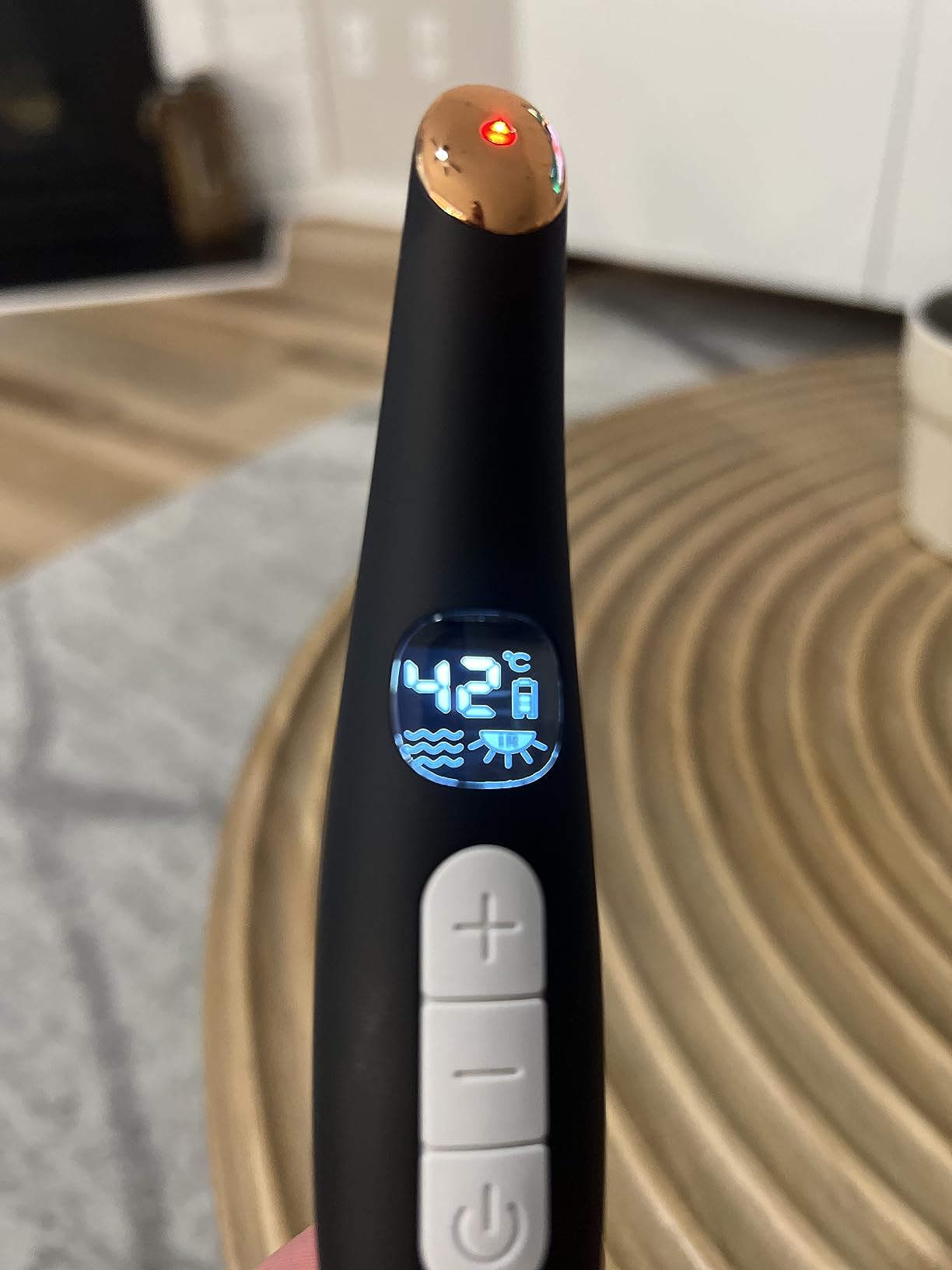 GLO24K Heated Eye Wand & Eye Massager Tool - Gentle Warmth & Vibration for Smoother-Looking Skin, Refreshing Under-Eyes Massage, Portable Beauty Device customer photo 2