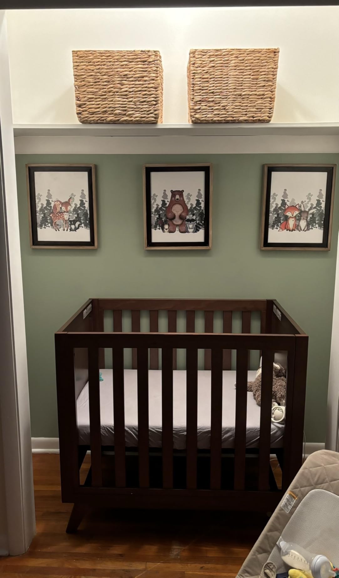 daVinci Otto 3-in-1 Mini Baby Crib with 4 Inch Mattress Included - GREENGUARD Gold Certified - Baby Crib Convertible to Toddler Bed & Daybed - 4 Adjustable Mattress Heights - Easy to Assemble - Walnut customer photo 1