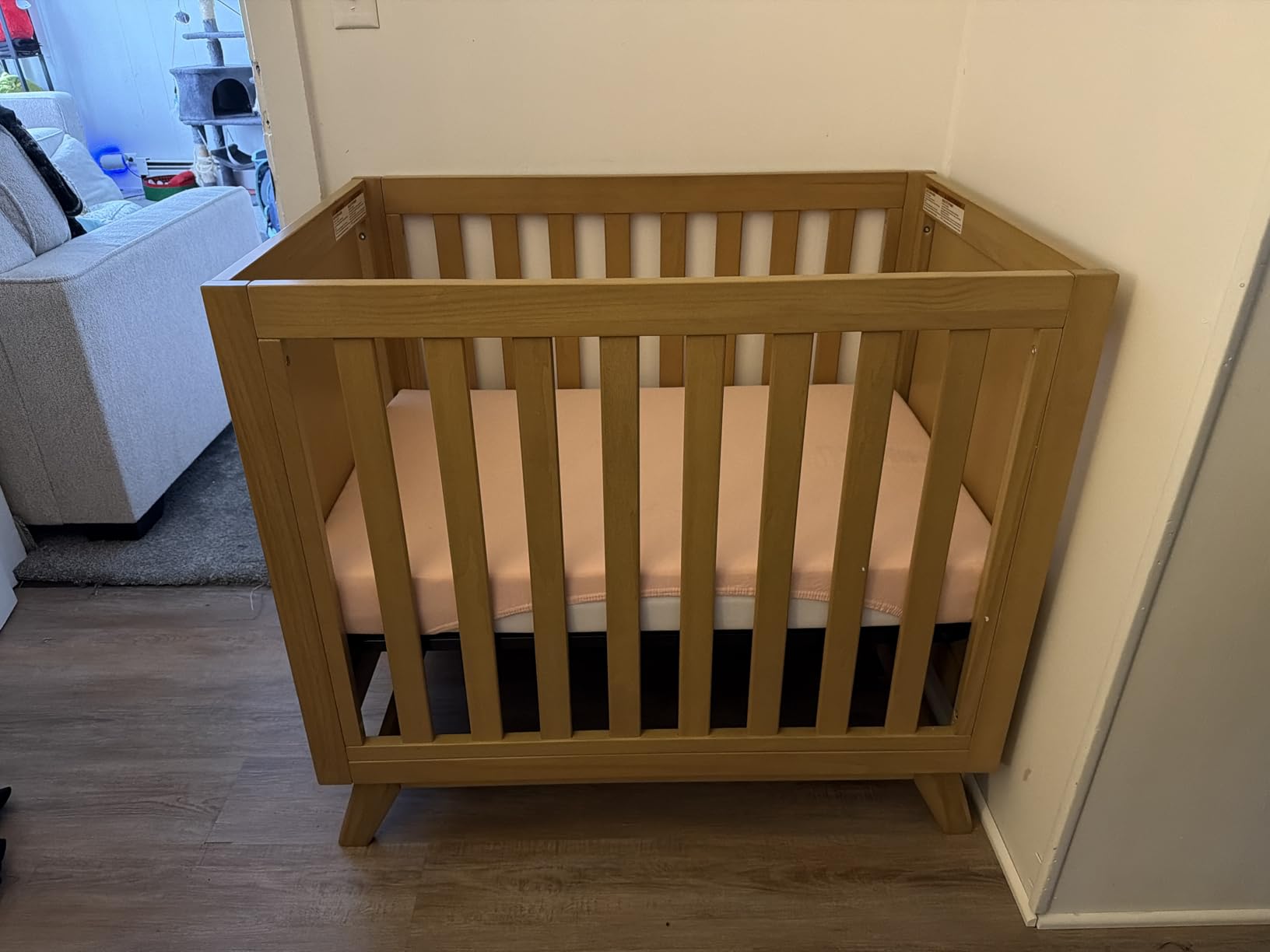 daVinci Otto 3-in-1 Mini Baby Crib with 4 Inch Mattress Included - GREENGUARD Gold Certified - Baby Crib Convertible to Toddler Bed & Daybed - 4 Adjustable Mattress Heights - Easy to Assemble - Walnut customer photo 2