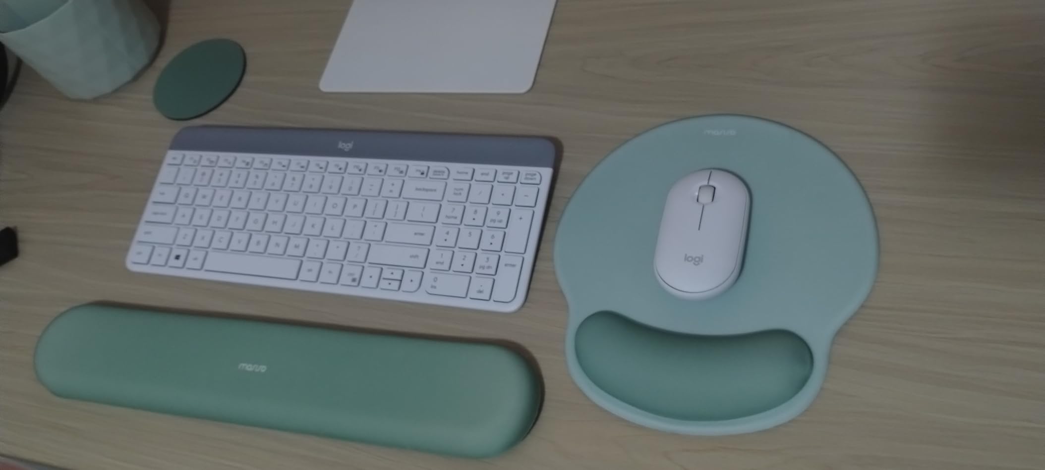 Logitech MK470 Slim Wireless Keyboard and Mouse Combo - Modern Compact Layout, Ultra Quiet, 2.4 GHz USB Receiver, Plug n' Play Connectivity, Compatible with Windows - Rose customer photo 2