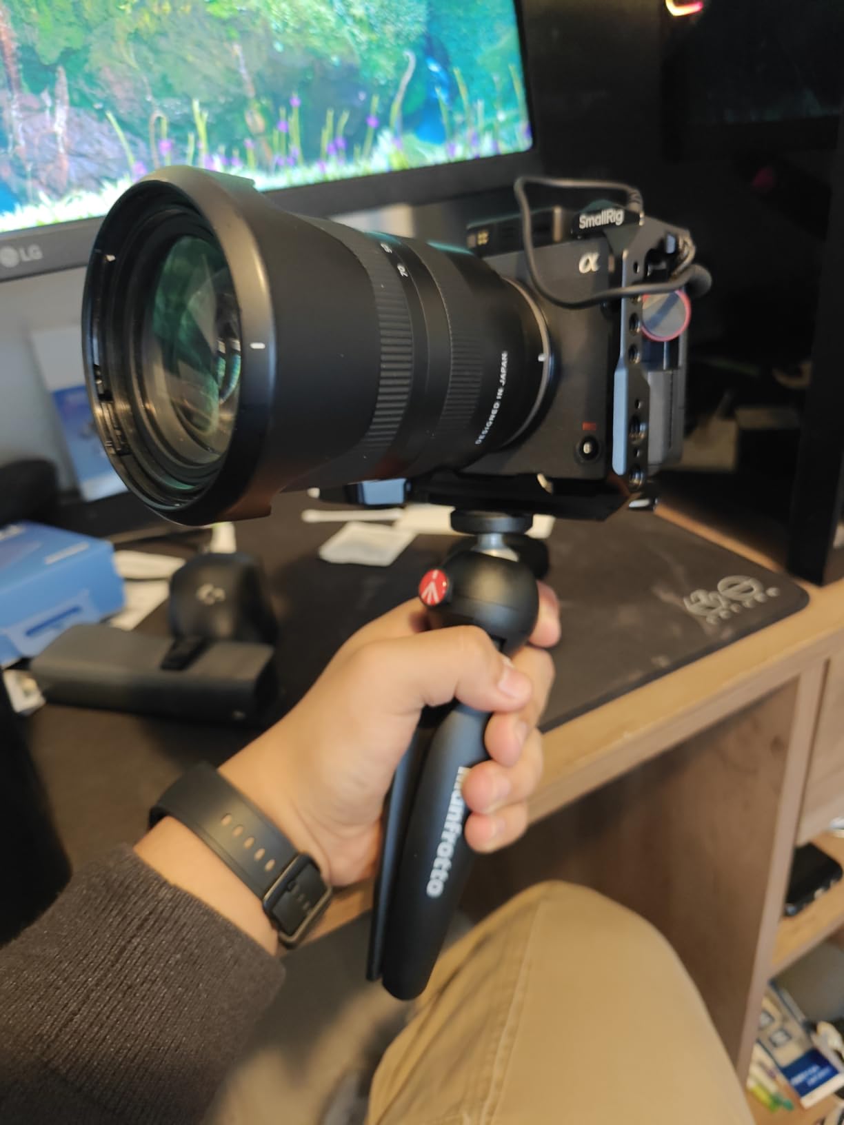 Manfrotto Mini Tripod with Universal Smartphone Clamp, Made in Italy, for iPhone with or Without Case, CSC, Vlogging, Videography, MKPIXICLMII-BK customer photo 1