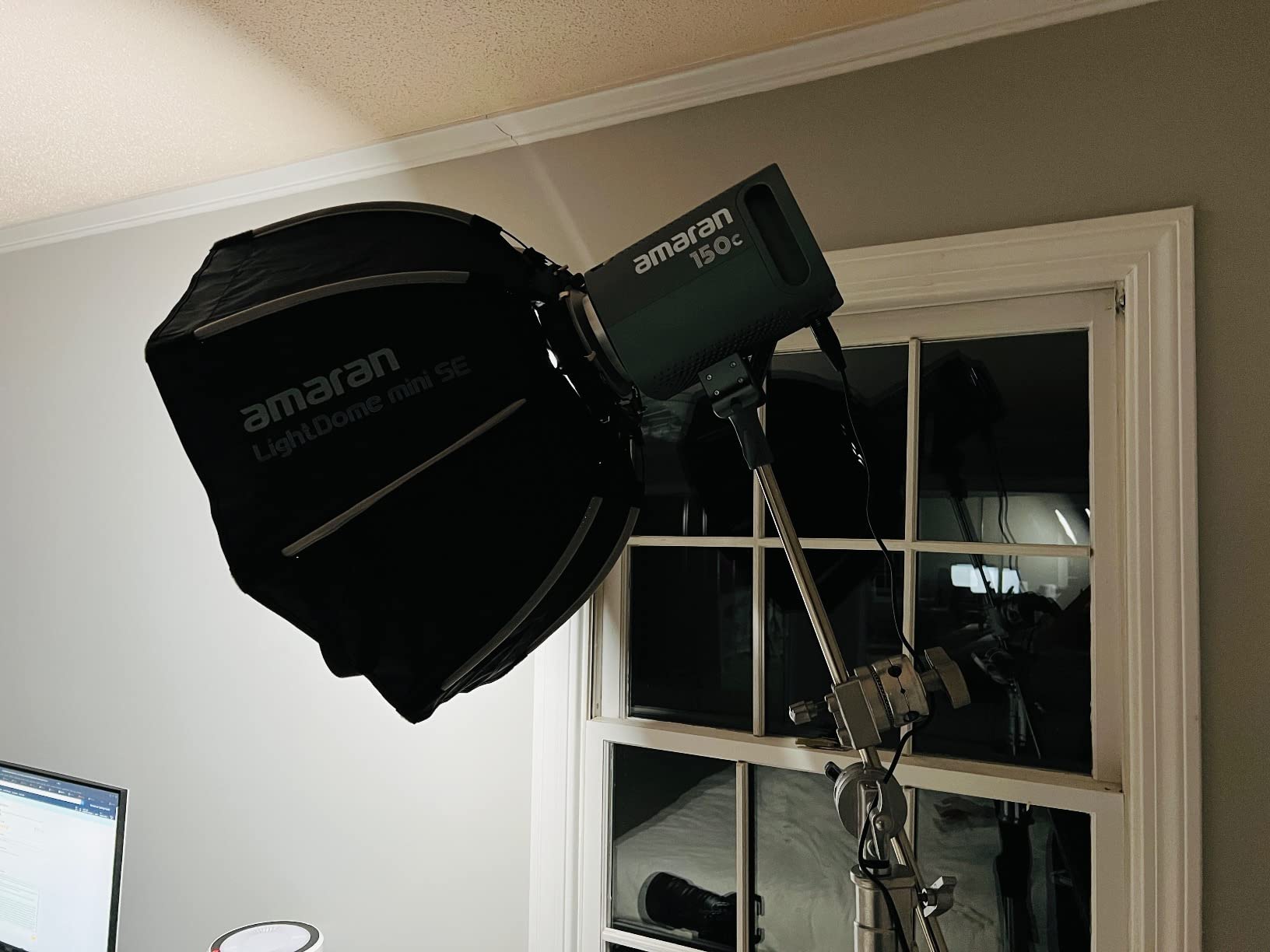 Amaran 150c COB Video Light,RGBWW 150W,2,500K to 7,500K CCT with G/M Adjustment,15,610 lux @ 1m with Hyper Reflector,APP Control (White) customer photo 2