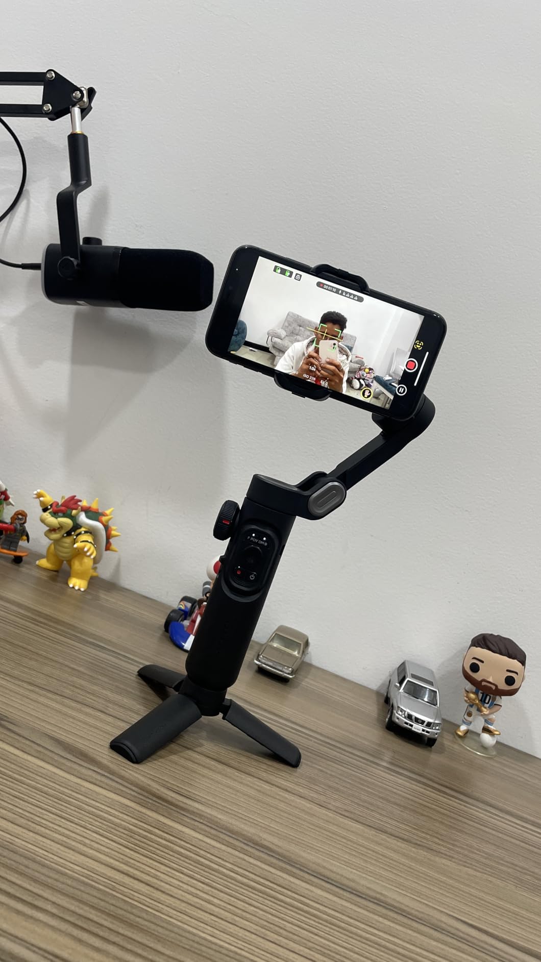 AOCHUAN Phone Gimbal Stabilizer, 3-Axis Smartphone Foldable Handheld Gimbal for iPhone with Focus Wheel, TikTok/YouTube Vlog Stabilizer for iPhone 17/16/15/14/13 Pro Max & Android - Smart XE customer photo 1