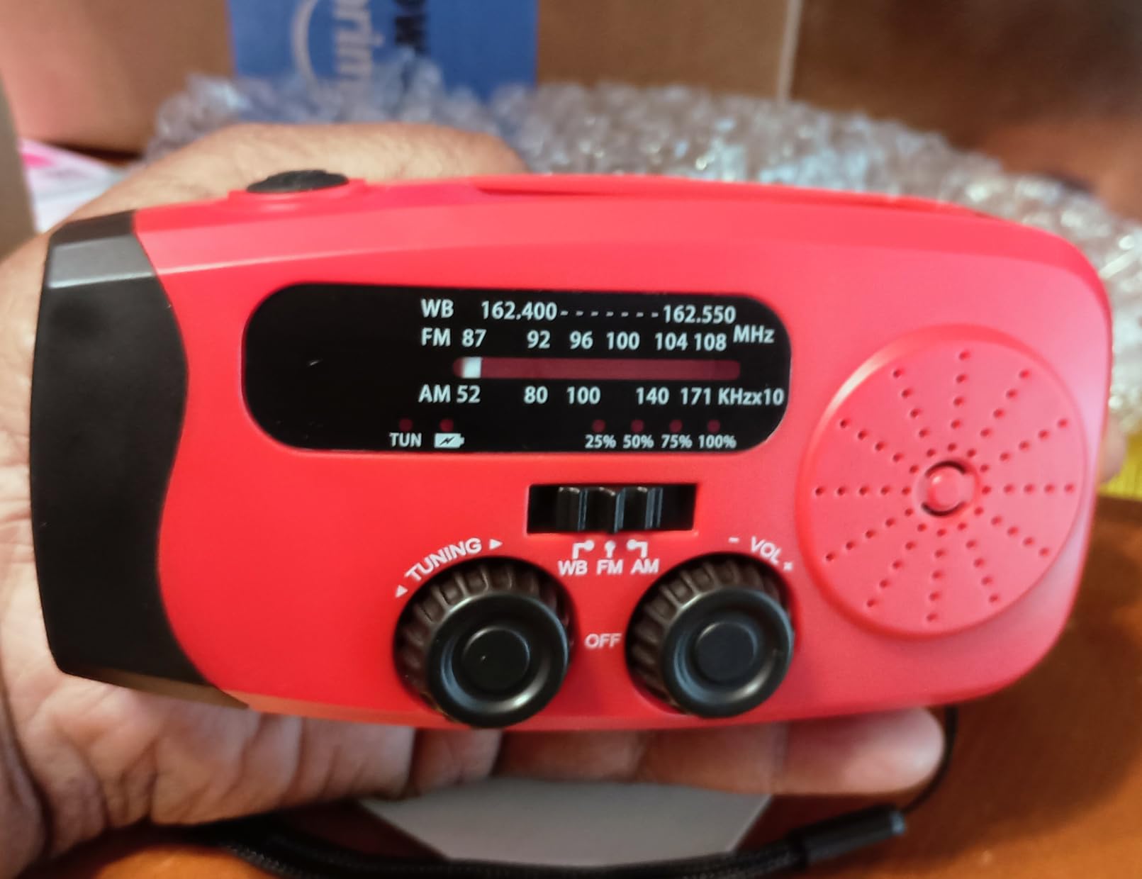 086S Hand Crank Emergency Radio - 2000mAh/7400mWh AM/FM/NOAA Solar Hand Crank Emergency Radio with 3 LED Flashlight, SOS Function for Emergencies, Camping - Red customer photo 2