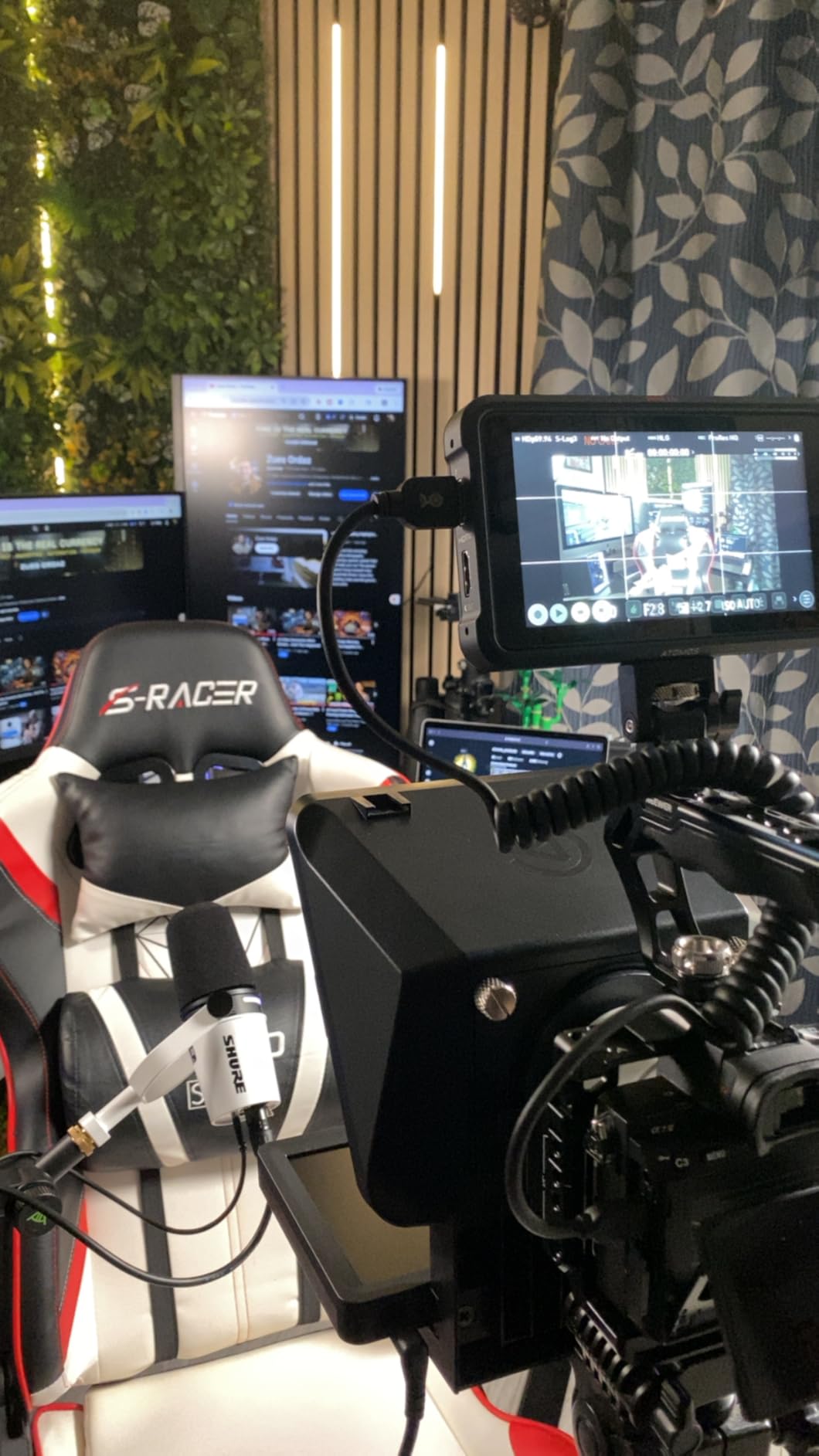 Elgato Prompter - Teleprompter with Built-in Screen for YouTube, Twitch, Zoom and More, 1080 pixels, Supports DSLR/Webcam/Smartphone customer photo 1