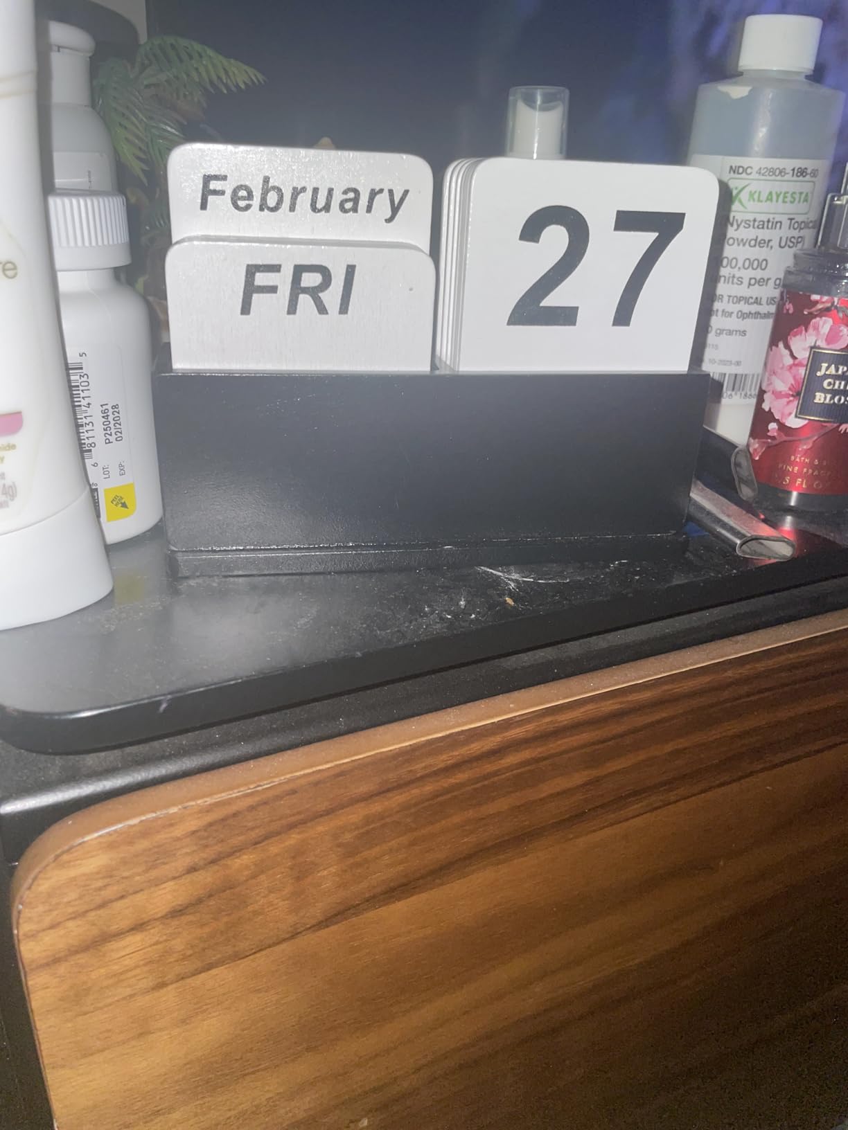Wooden Block Perpetual Calendar for Desk, Daily Desktop Standing Flip Calendar with Large Display, Modern Farmhouse Aesthetic Desk Accessories for Home Office Decor, Reusable Yearly, Pink customer photo 1