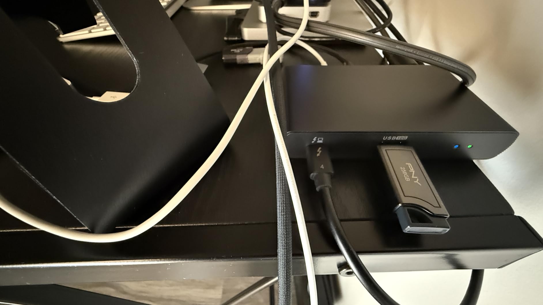 Amazon Basics Thunderbolt 4 Pro Docking Station, Dual 4K Monitor Support, 8K Display, 2xTBT4, 1xHDMI2.1, 3xUSB A 3.1, RJ45 Ethernet, Black, 7.86 x 2.95 x 1.23 inches customer photo 2