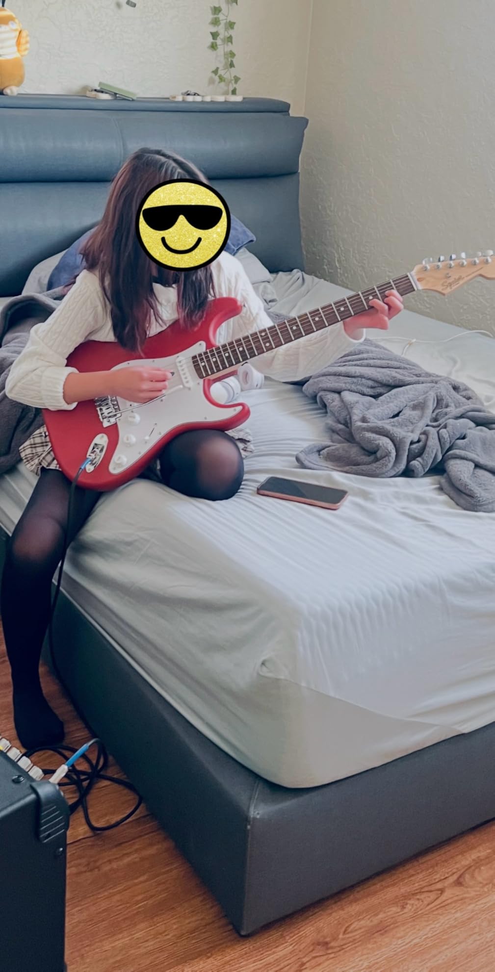 Fender Squier Debut Series Stratocaster Electric Guitar, Beginner Guitar, with 2-Year Warranty, Includes Free Lessons, Dakota Red with Matte Finish customer photo 2