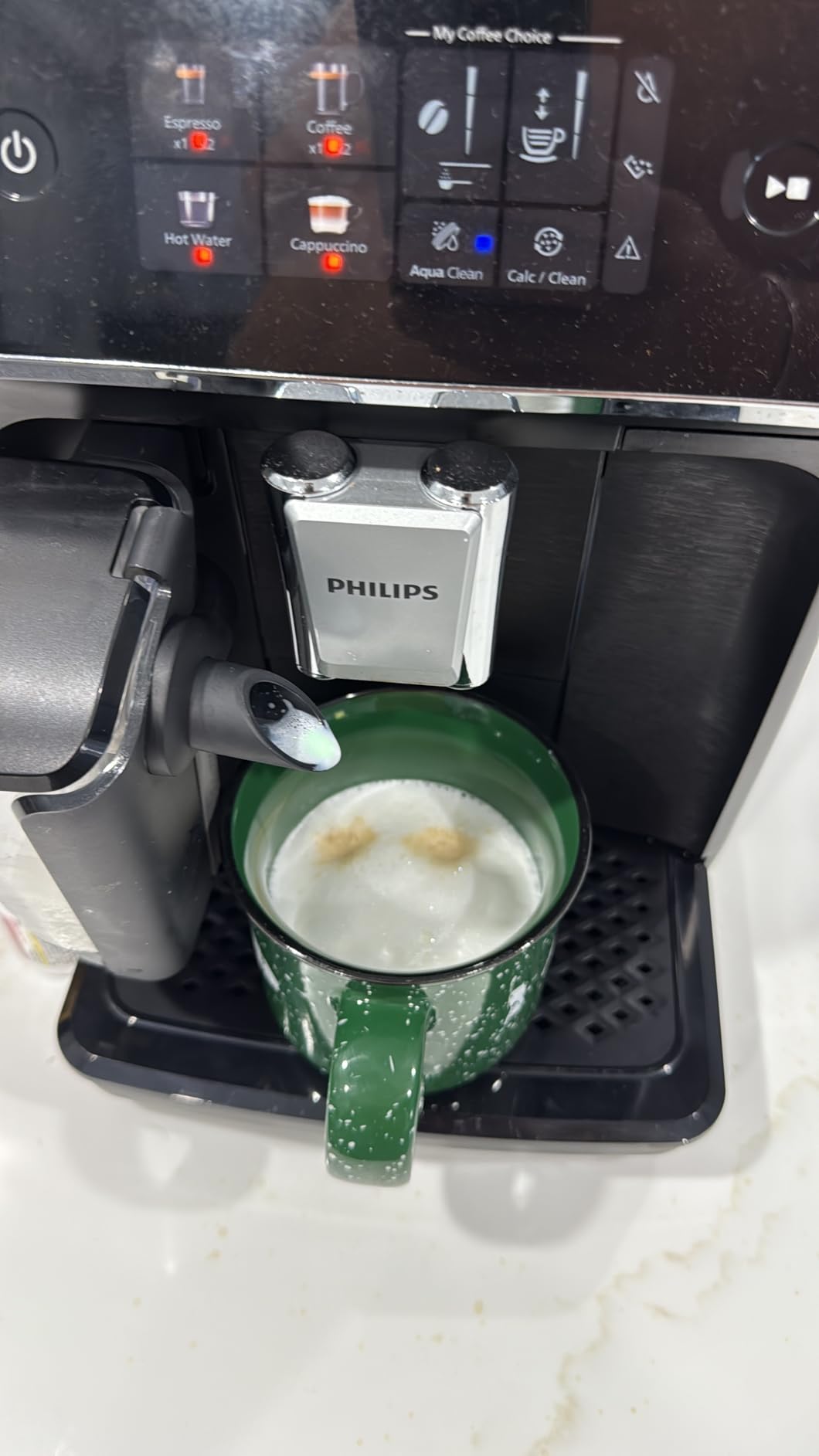 Philips 2300 Series Fully Automatic Espresso Machine with LatteGo milk system and integrated grinder, 4 Coffee Pre-Sets & Hot Water, 40% Quieter SilentBrew, 15-Bar Pressure, Matte Black (EP2330/10) customer photo 2