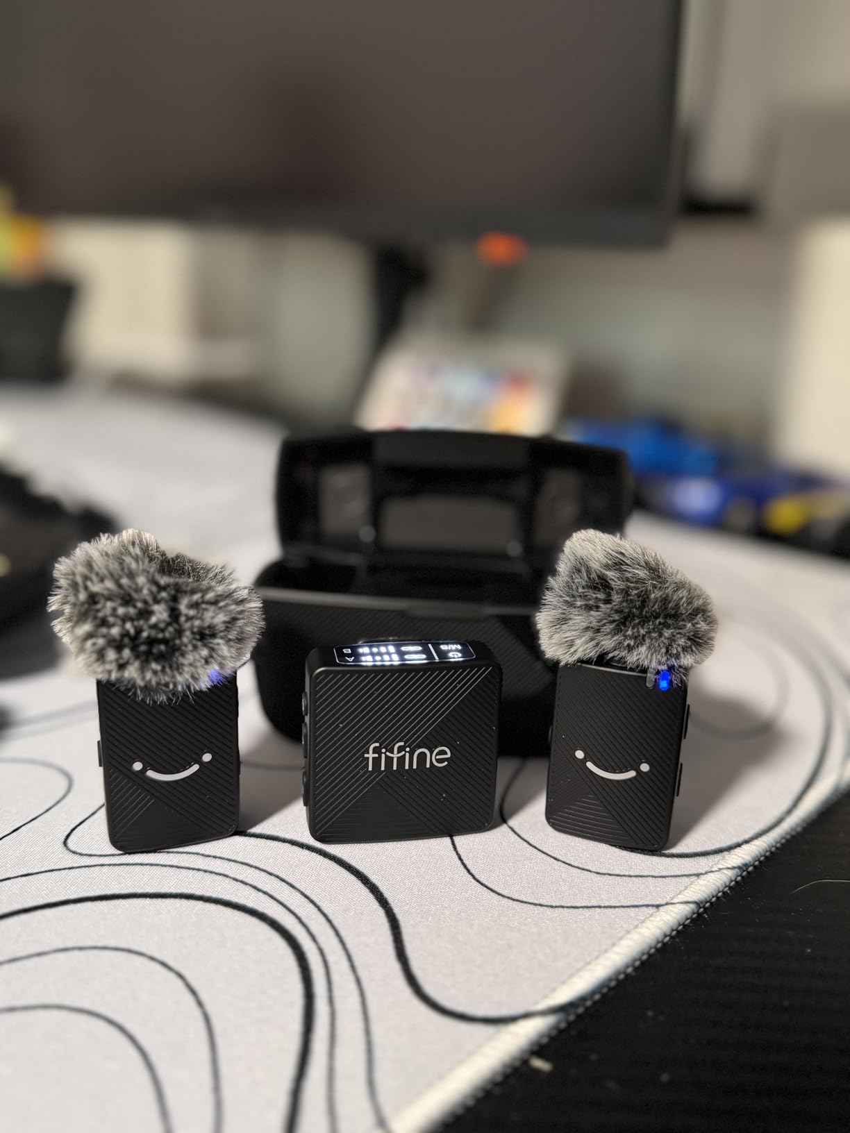 FIFINE Wireless Lavalier Microphone for iPhone/Android/Camera, 2 Pack Cordless Lapel Mic System for Vlog Recording Video YouTube/TikTok Interview, Condenser Clip-On Microphone with Charging Case-M9 customer photo 2