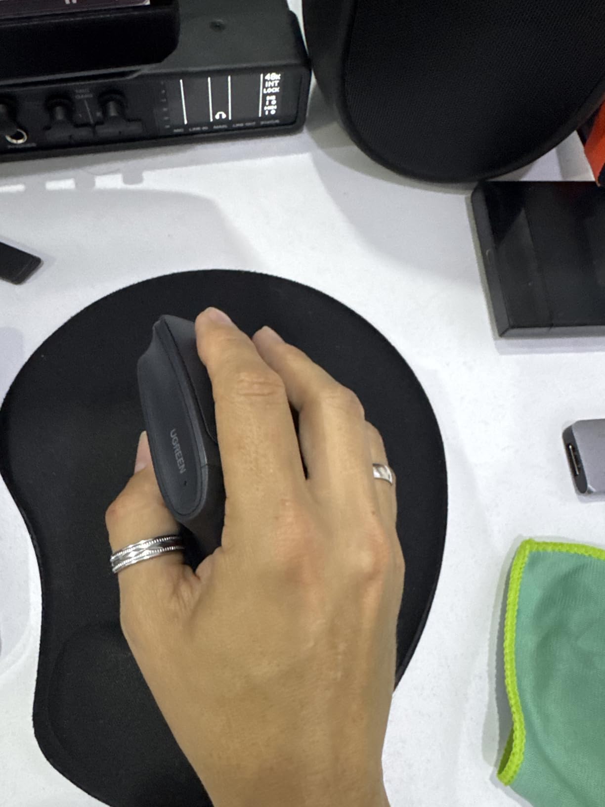 UGREEN Vertical Mouse, Wireless Bluetooth Ergonomic Mouse, Dual-Mode (BT 5.4 & USB 2.4G), Quiet Clicks, 4 Adjustable DPI (1000/1600/2000/4000), Compatible with Windows/Mac/Linux/Android/ChromeOS customer photo 1