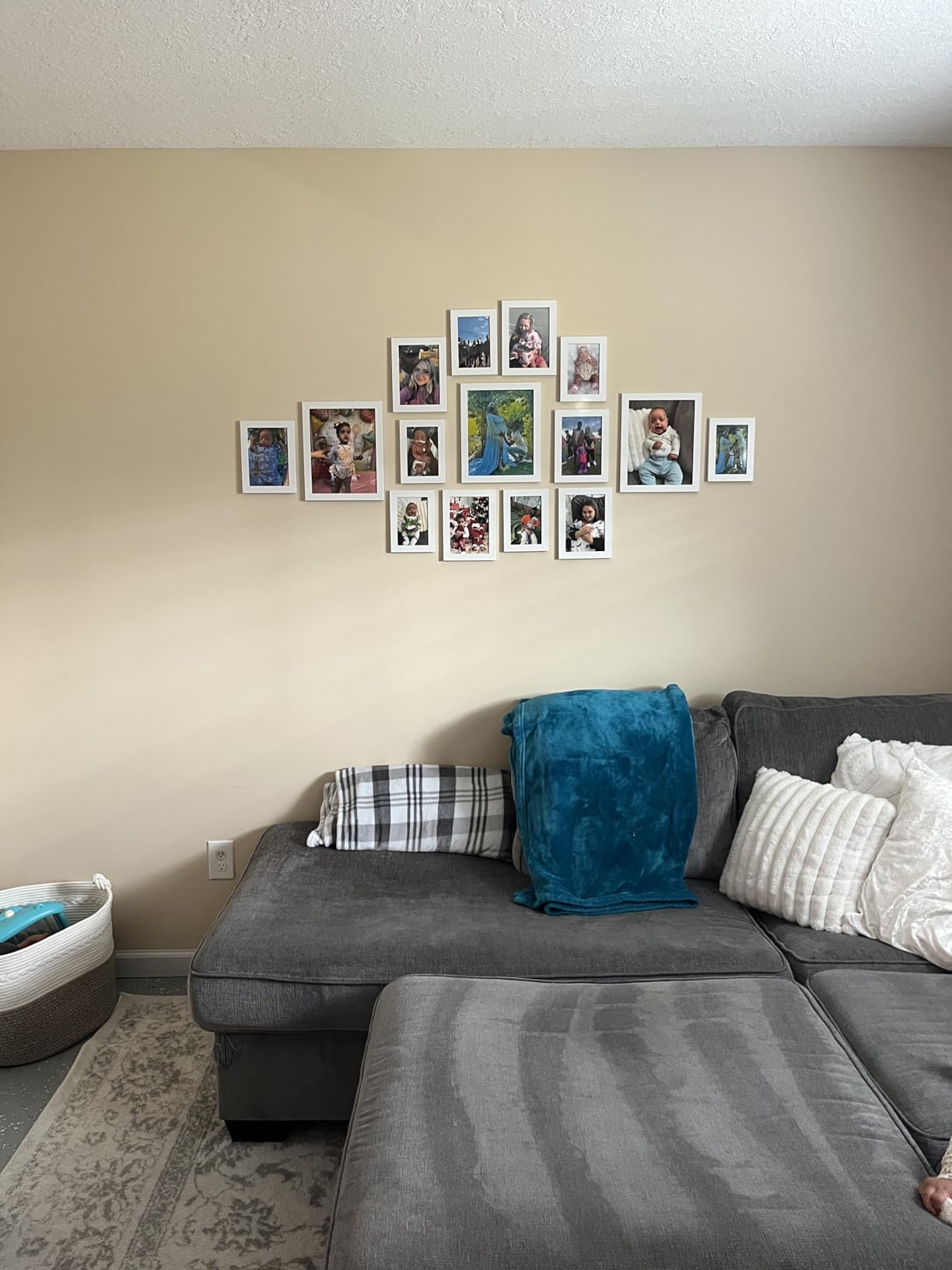 Vittanly 15 Pack Picture Frames Collage Wall Decor for Mounting or Tabletop Display, Gallery Frame Set for Family, Multi Sizes Including 3pcs 8x10, 6pcs 5x7, 6pcs 4x6, Black customer photo 2