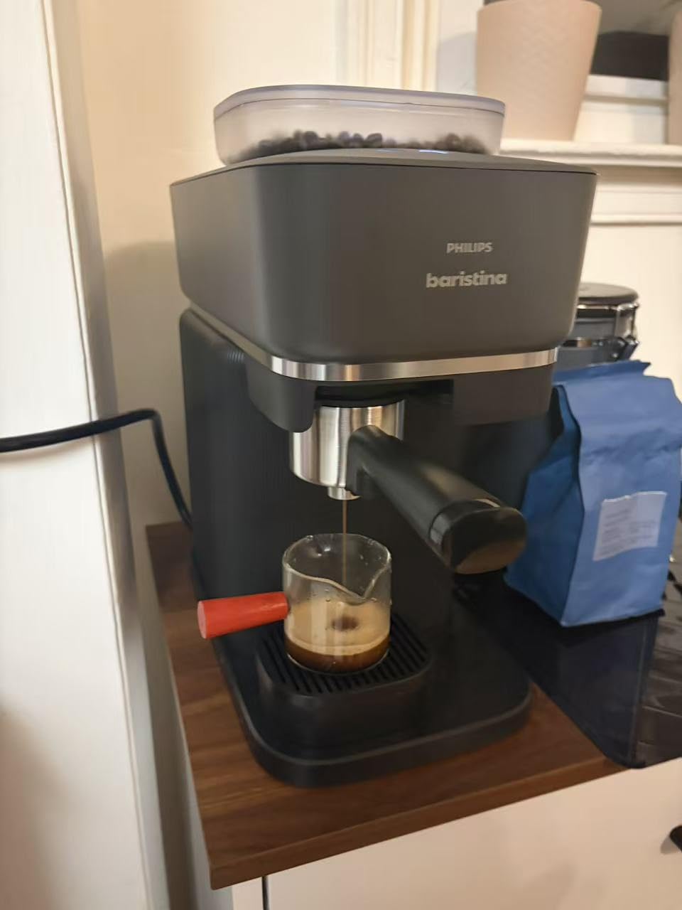 Philips Baristina Espresso Machine, Grind, Tamp & Brew Coffee Beans in One Swipe, Compact, 16 Bar Pump Pressure, Automatic Grinder, Black with Black Portafilter (BAR300/60) customer photo 1