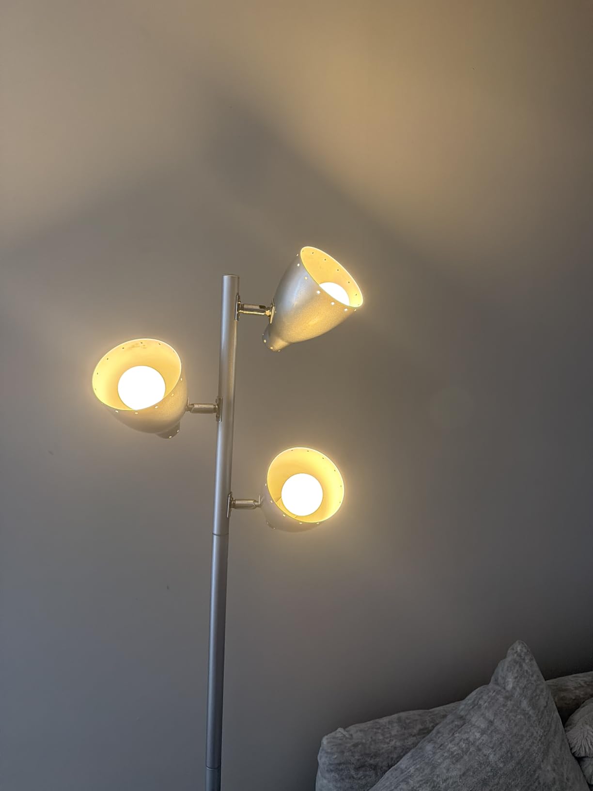 DAYBETTER Smart Light Bulbs, RGBCW Color Changing Smart Bulb Compatible with Alexa & Google Home,Preset Scene, Music Sync, A19 E26 2.4G WiFi Bluetooth Dimmable LED Bulbs, 60W Equivalent, 800LM, 6 Pack customer photo 1