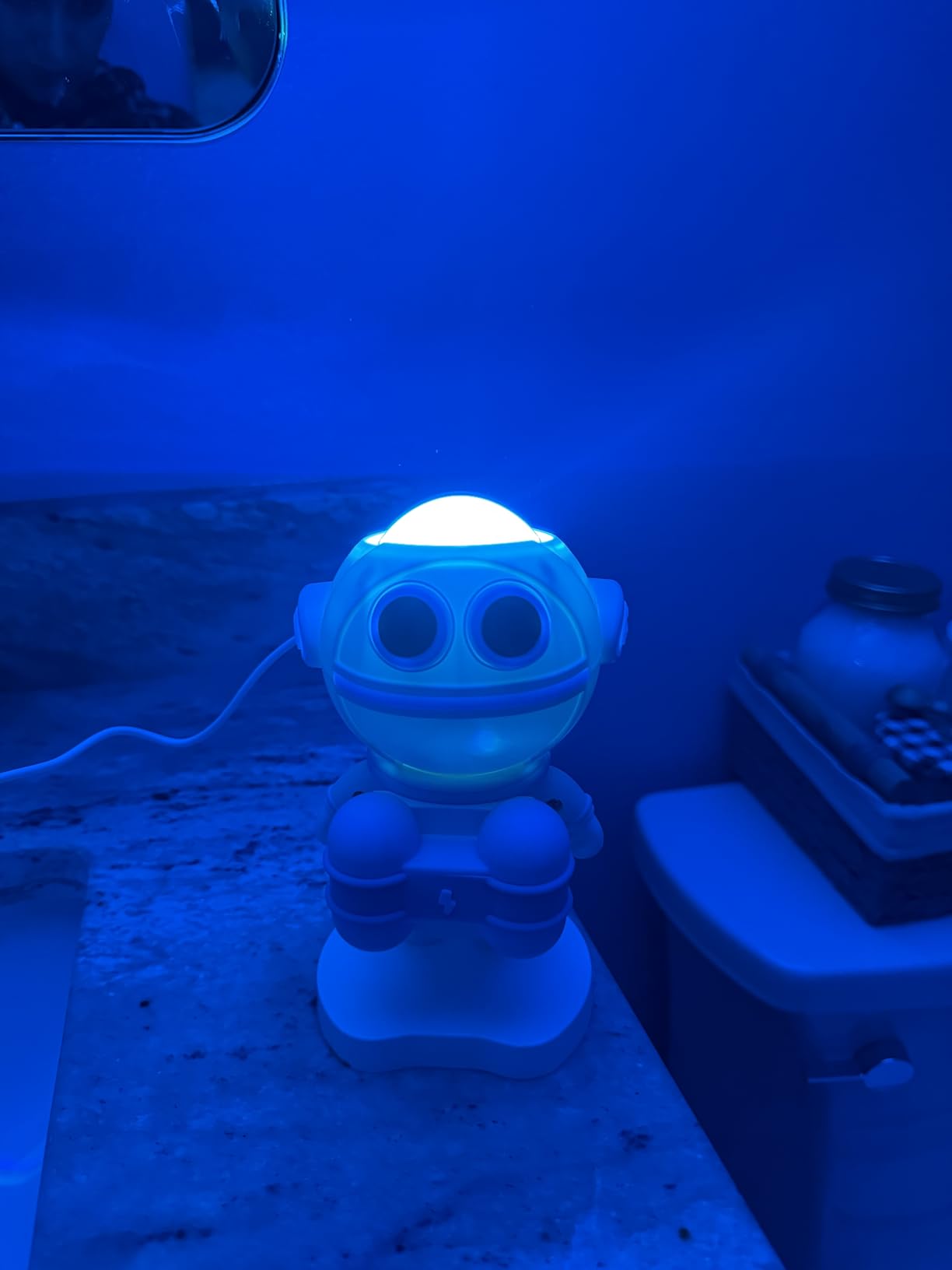 Astronaut Sunset Lamp Projector, 360° Rotation Magnetic Head LED Night Light, Endless Colors Aesthetic Mood Lighting for Room Decor, Sunset Light for Photography, Tiktok, Party, Space Gift for Kids/Adults customer photo 1