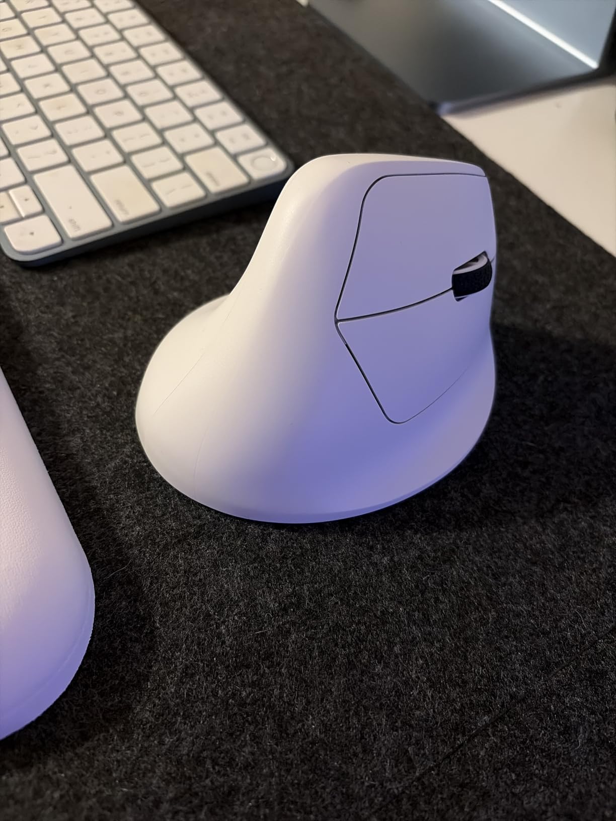Keychron M5 8K Vertical Ergonomic Mouse Wireless, 2.4 GHz/Bluetooth 5.3/Wired, 5 Levels up to 30K DPI customer photo 1