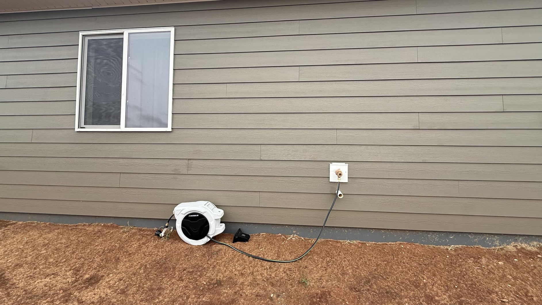 Retractable Hose Reel 100ft 1/2 in, Wall Mounted Garden Hose Reel Heavy Duty with 10 Spray Nozzle, Auto Rewind, 180° Swivel Bracket, UV Resistant customer photo 2