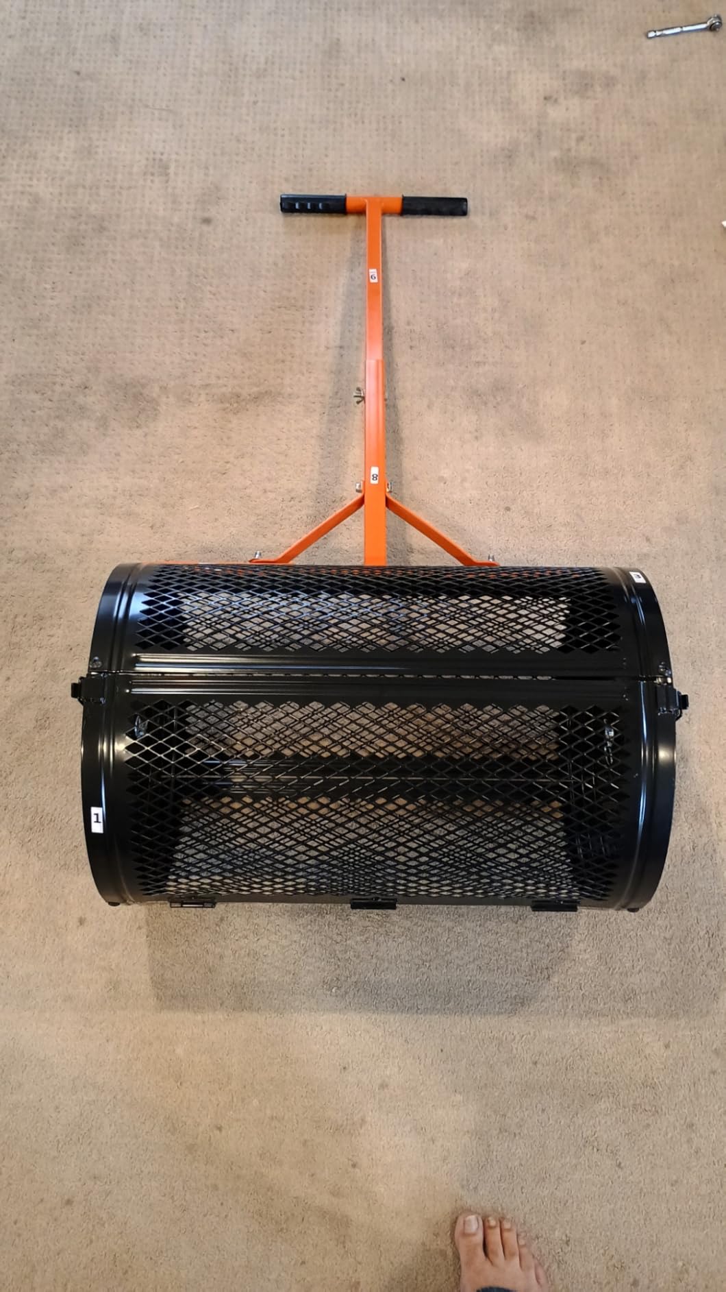 VEVOR Walk Behind Spreader, 60LBS Capacity, Push Spreader with Hopper Grate, 0-9.8 ft Spreading Width, 8 in All Terrain Pneumatic Tires, Garden & Lawn Broadcast Spreaders, for Seed, Fertilizer customer photo 2