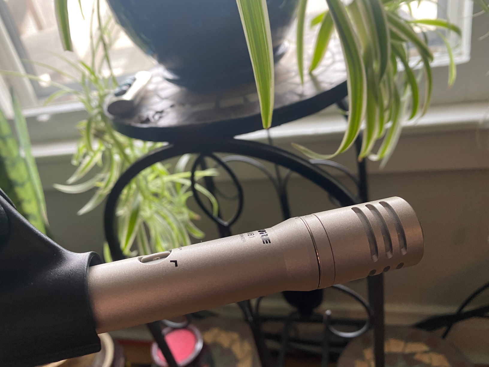 Shure SM81-LC Cardioid Condenser Instrument Microphone for Guitar, Piano, and Cymbals, Includes Swivel Adapter, Attenuator-Switch Lock, Windscreen, Carrying Case customer photo 1